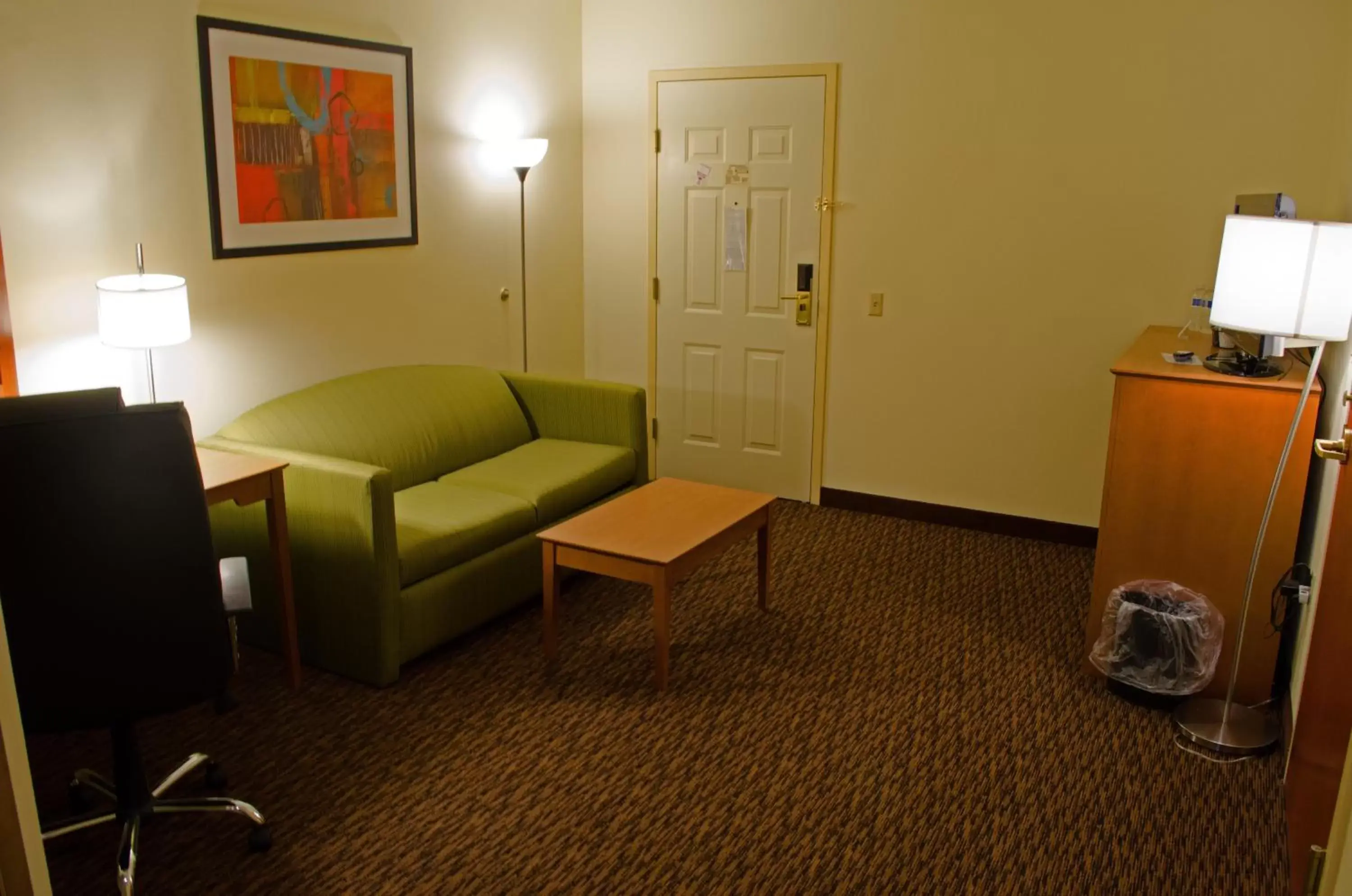 Living room, Seating Area in Clarion Hotel & Suites University-Shippensburg