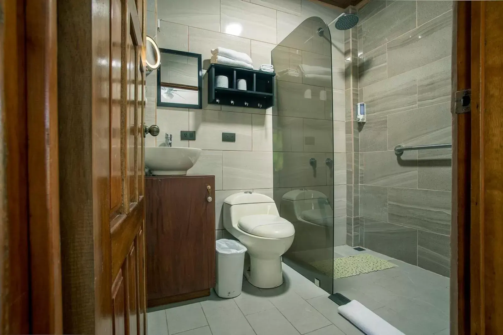 Bathroom in La Fortuna Downtown Hotel Boutique