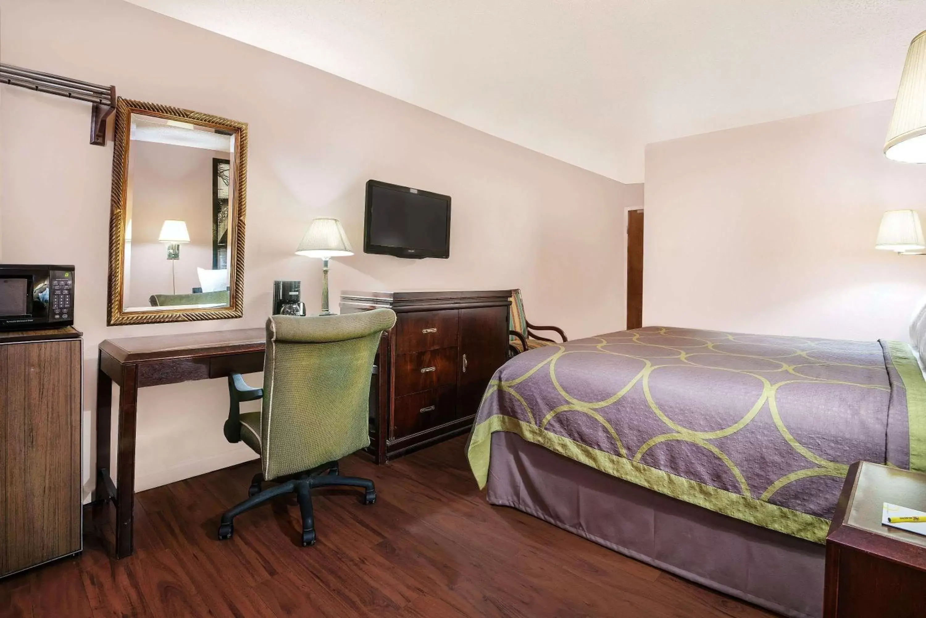Photo of the whole room, Bed in Super 8 by Wyndham San Antonio/I-35 North