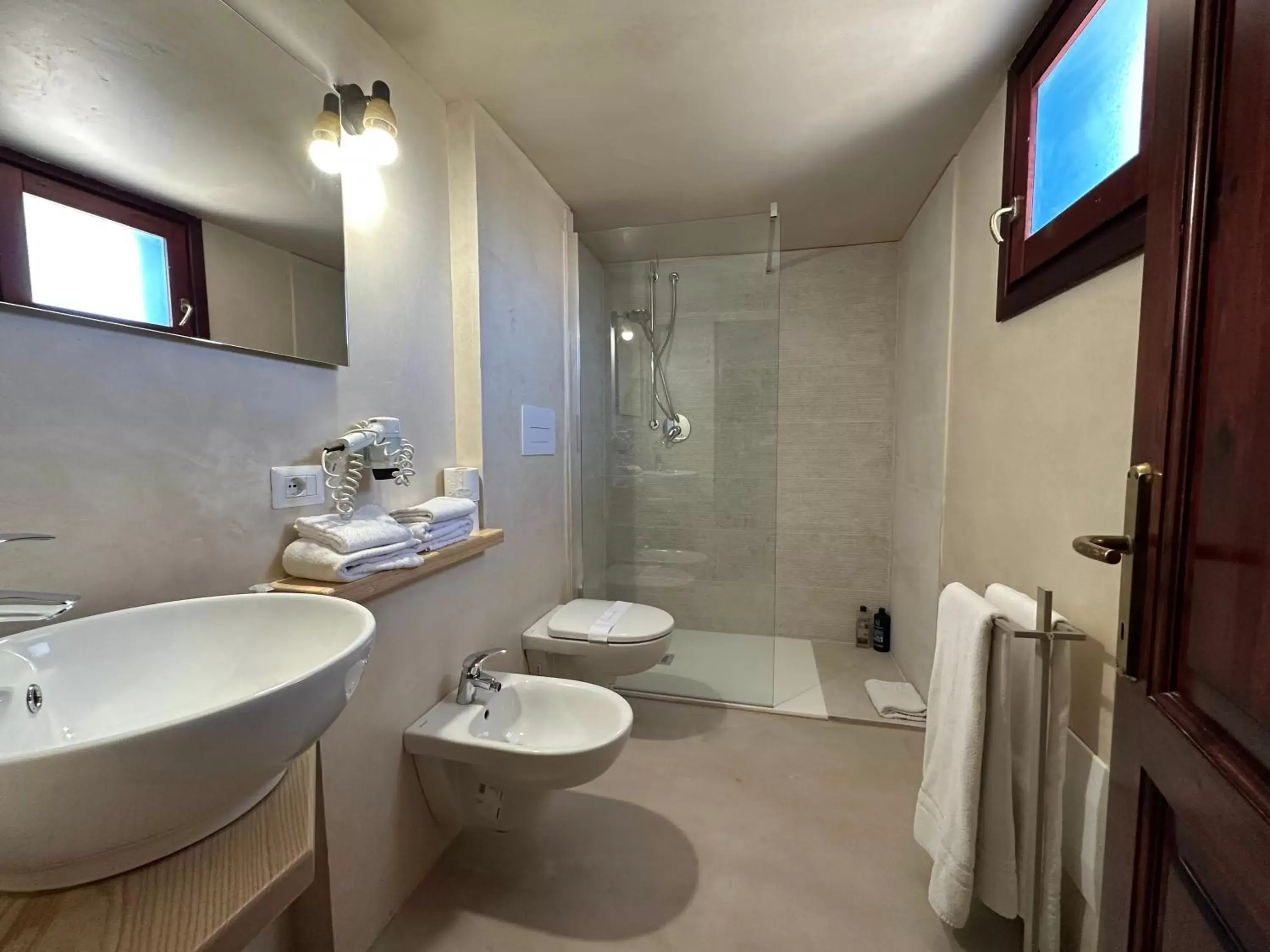 Shower, Bathroom in Hotel Ristorante S'Ortale