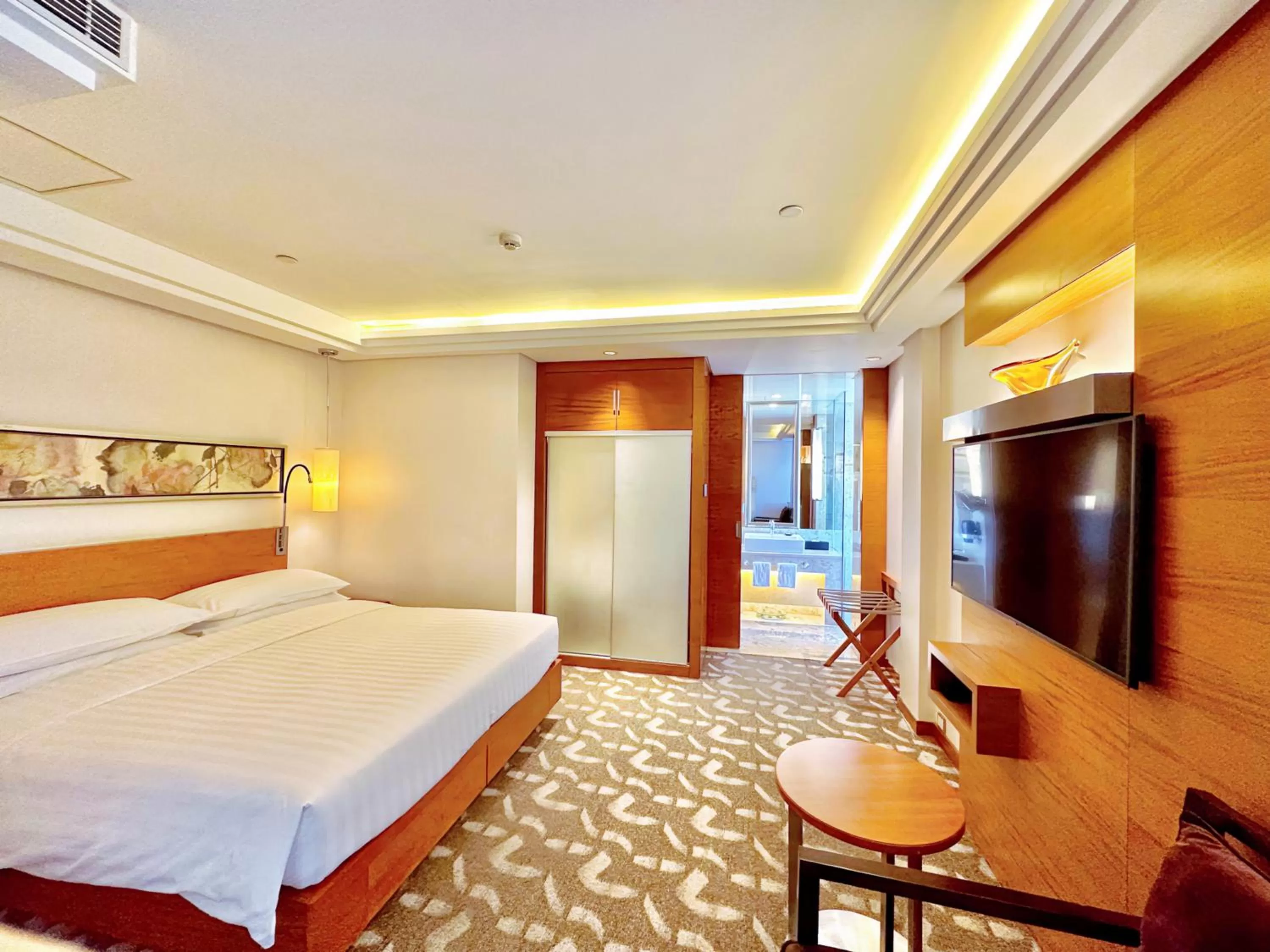 Bedroom, Bed in Swissotel Foshan, Guangdong