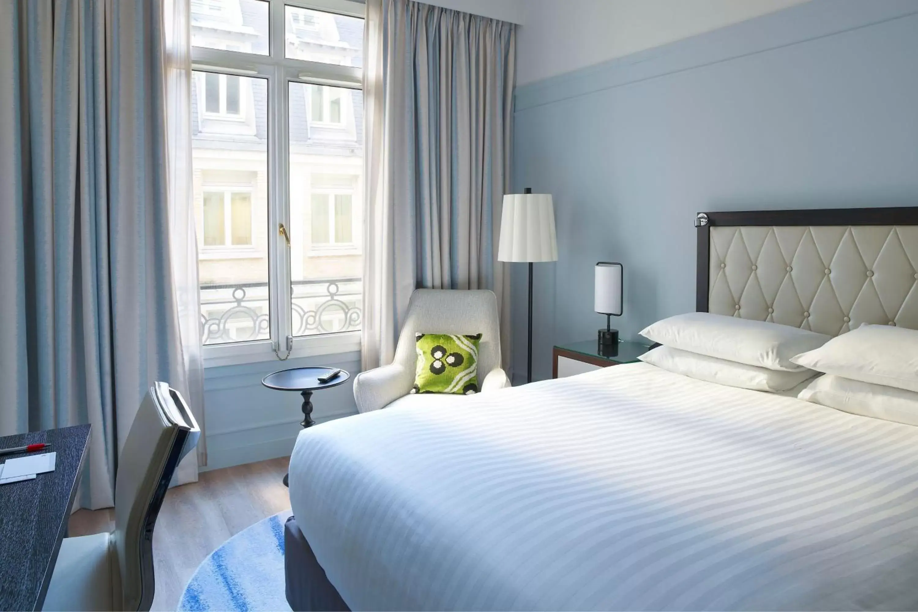 Photo of the whole room, Bed in Paris Marriott Opera Ambassador Hotel