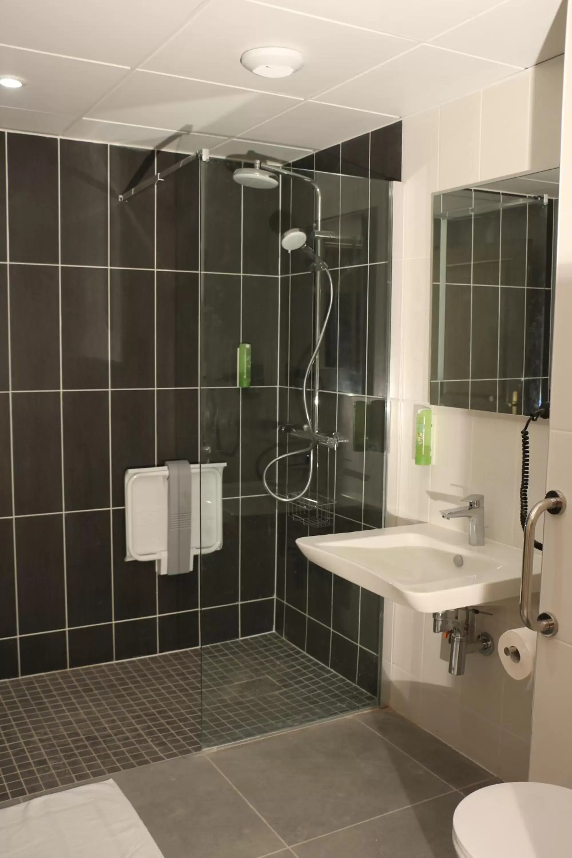 Shower, Bathroom in Quality Suites Maisons-Laffitte Paris Ouest