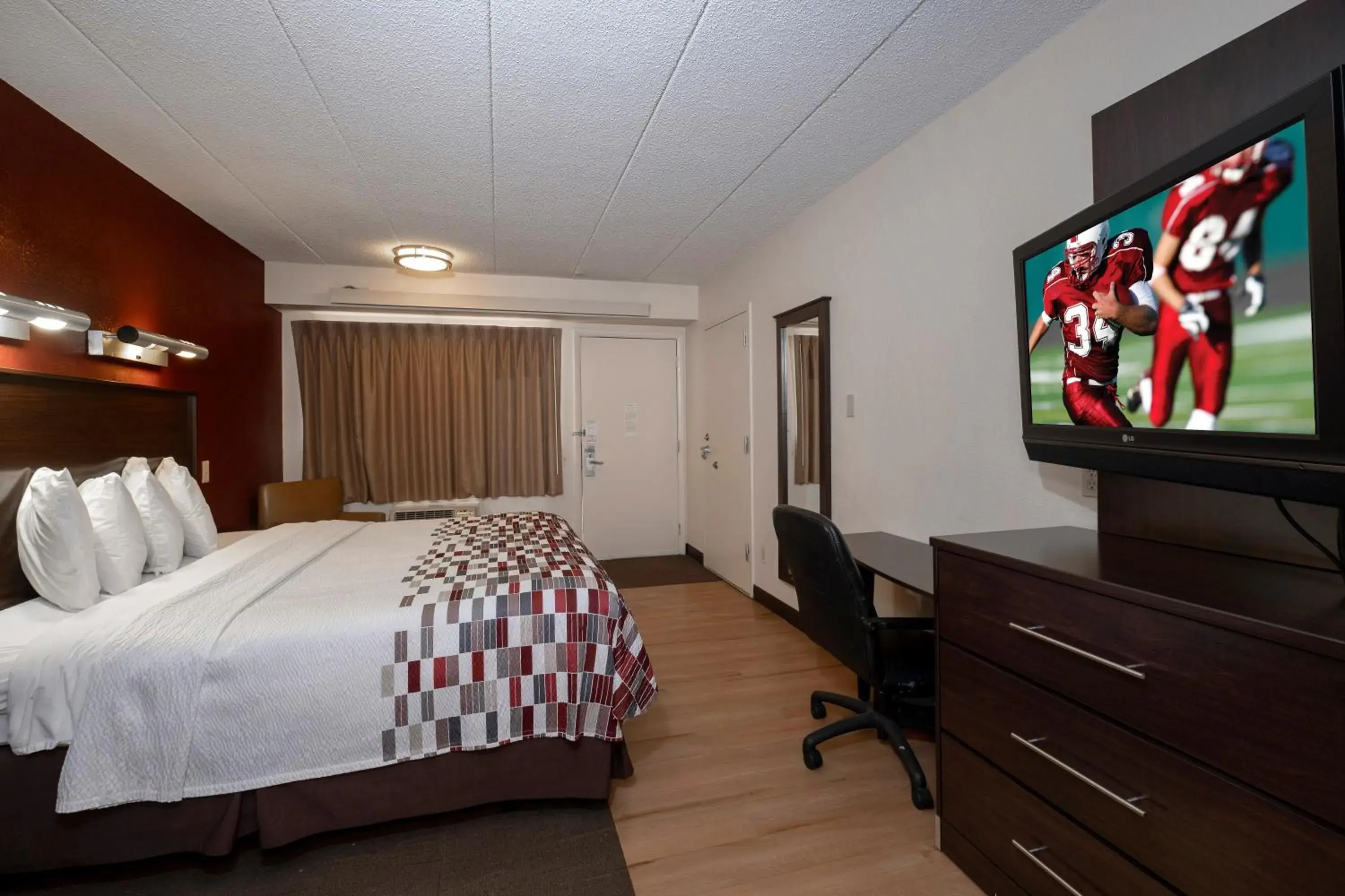 Photo of the whole room, Bed in Red Roof Inn Washington DC-Lanham