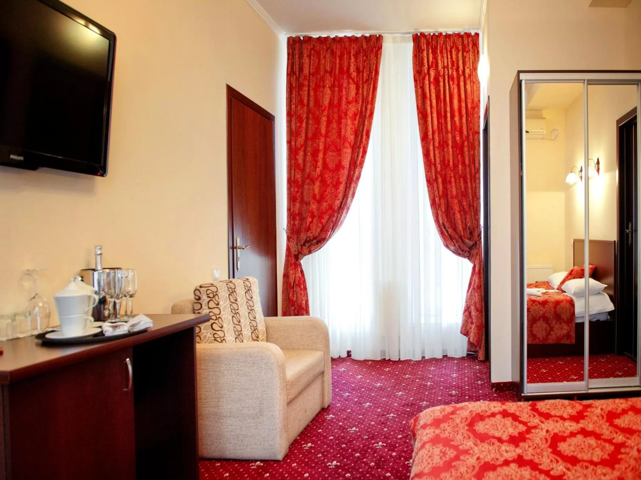 TV and multimedia, Bed in Manhattan Hotel & Restaurant