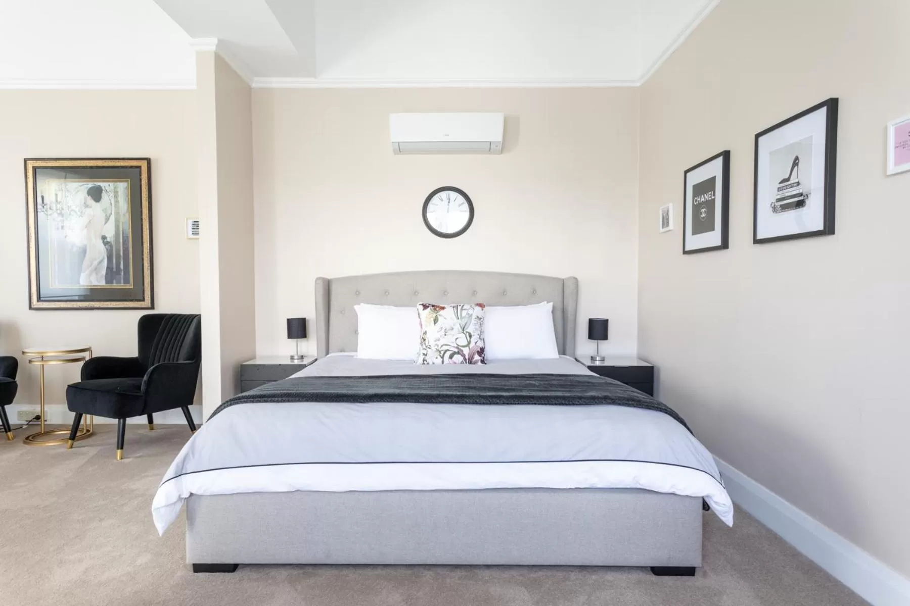 Bed in The Dragonfly Inn