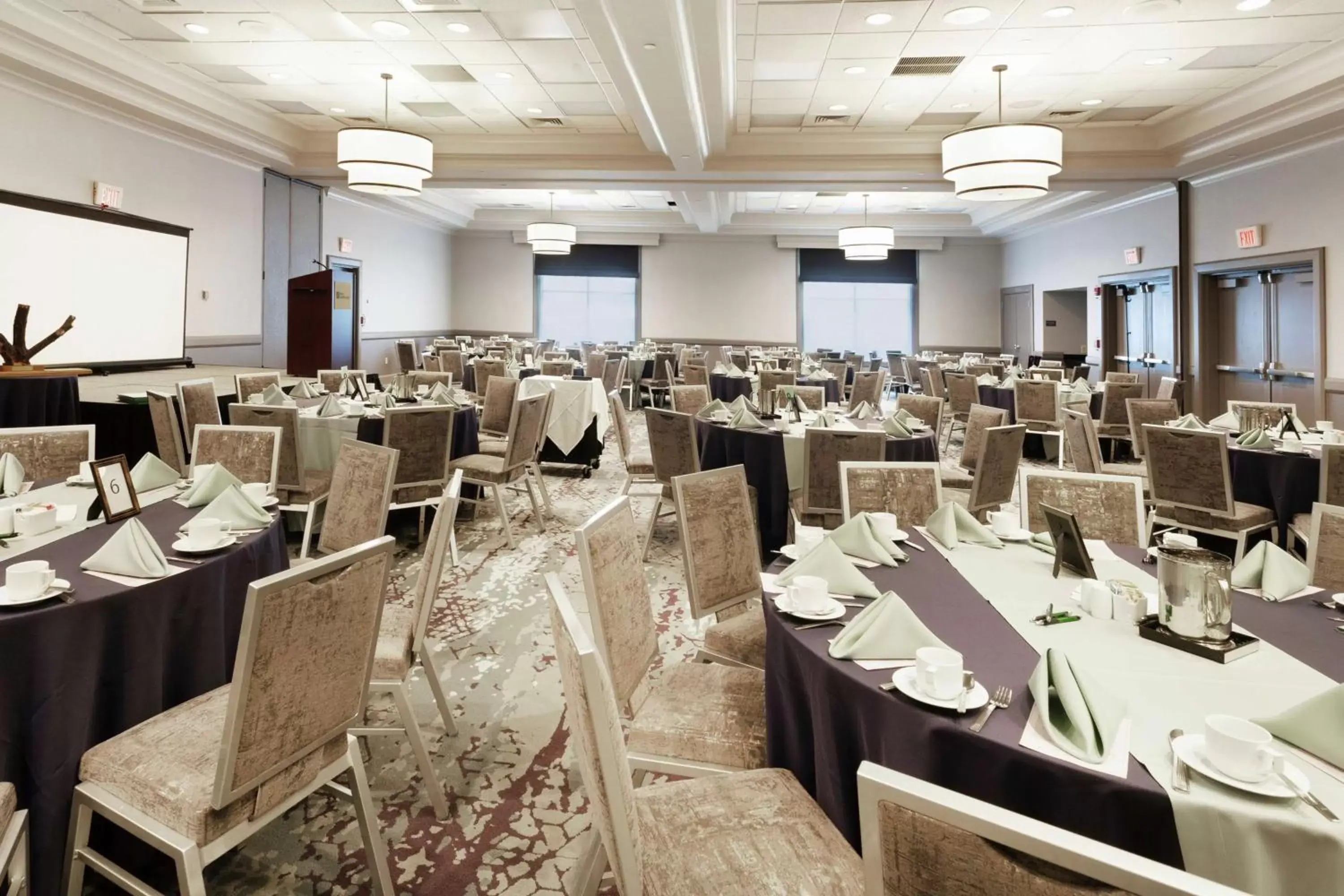 Meeting/conference room, Restaurant/Places to Eat in Hilton Garden Inn Evanston