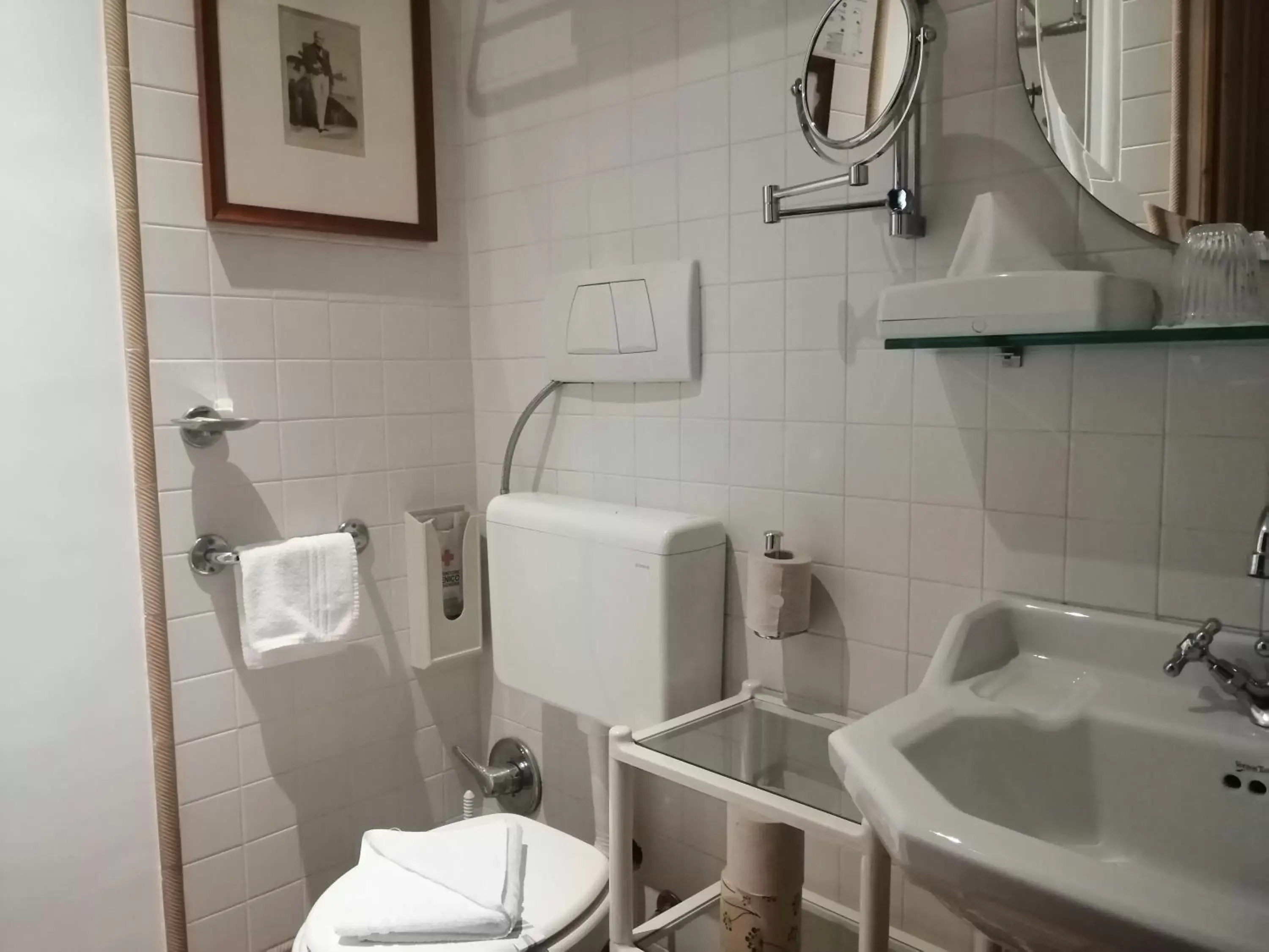 Bathroom in Hotel Locanda Cairoli