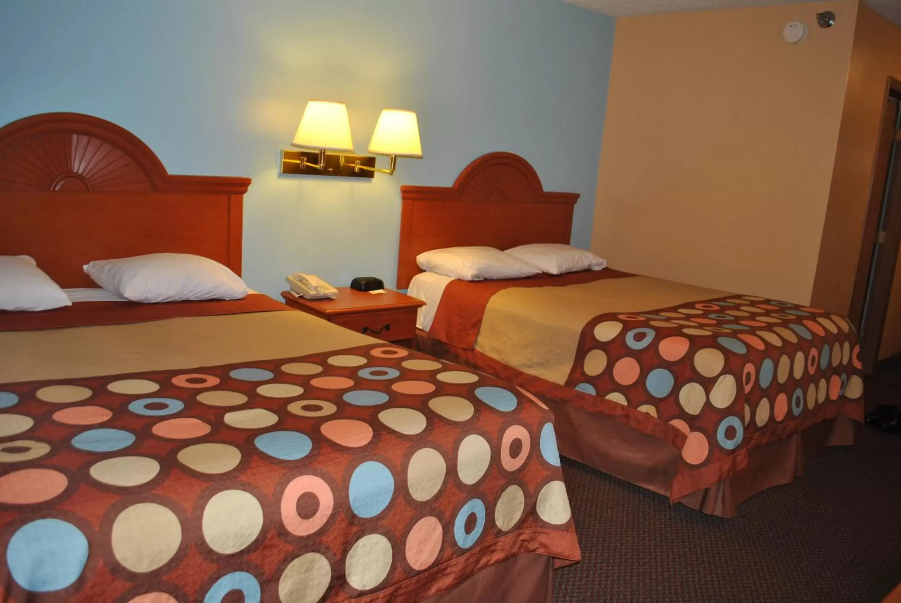 Bedroom, Bed in Super 8 by Wyndham Shipshewana