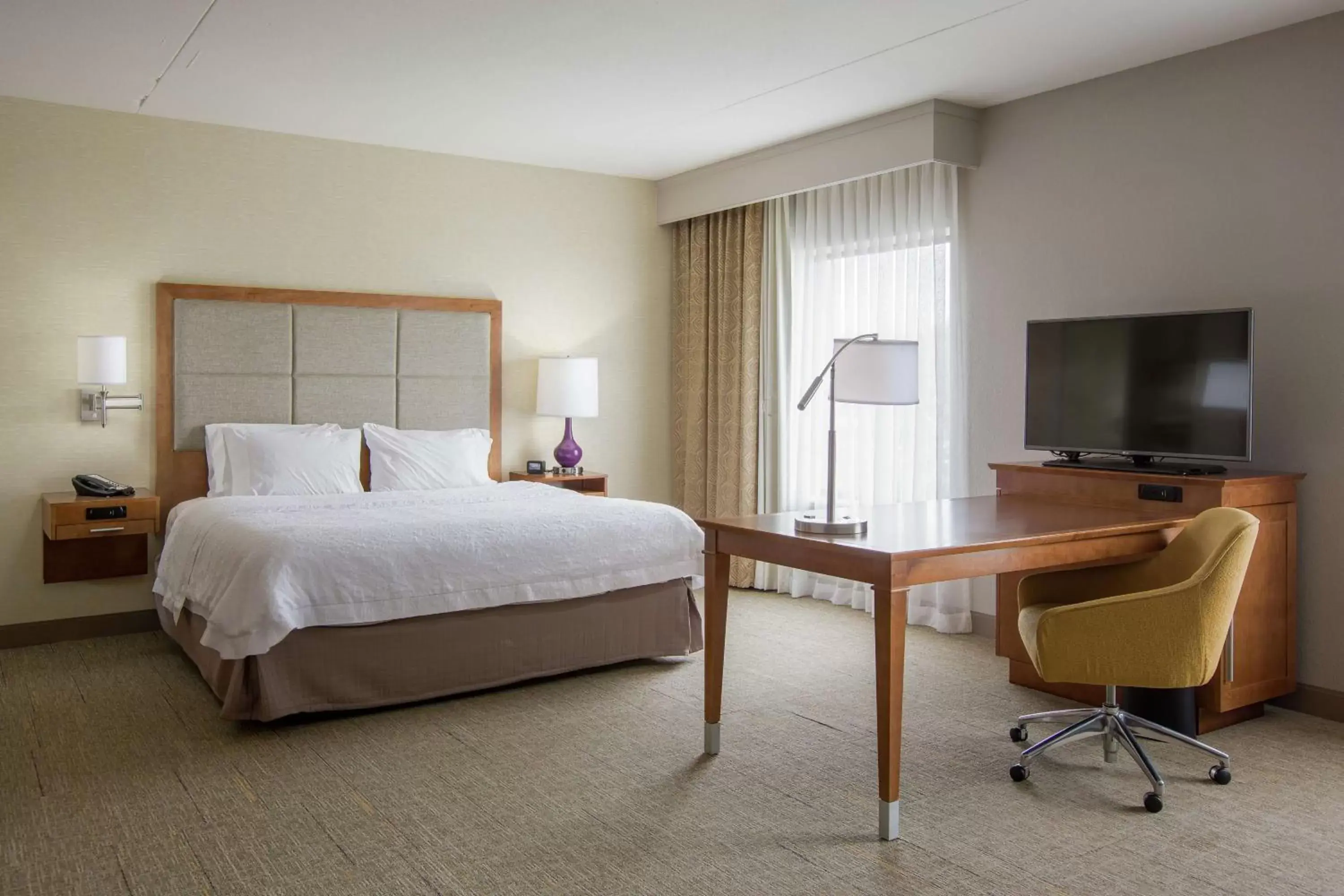 Bedroom, Bed in Hampton Inn & Suites - Knoxville Papermill Drive, TN