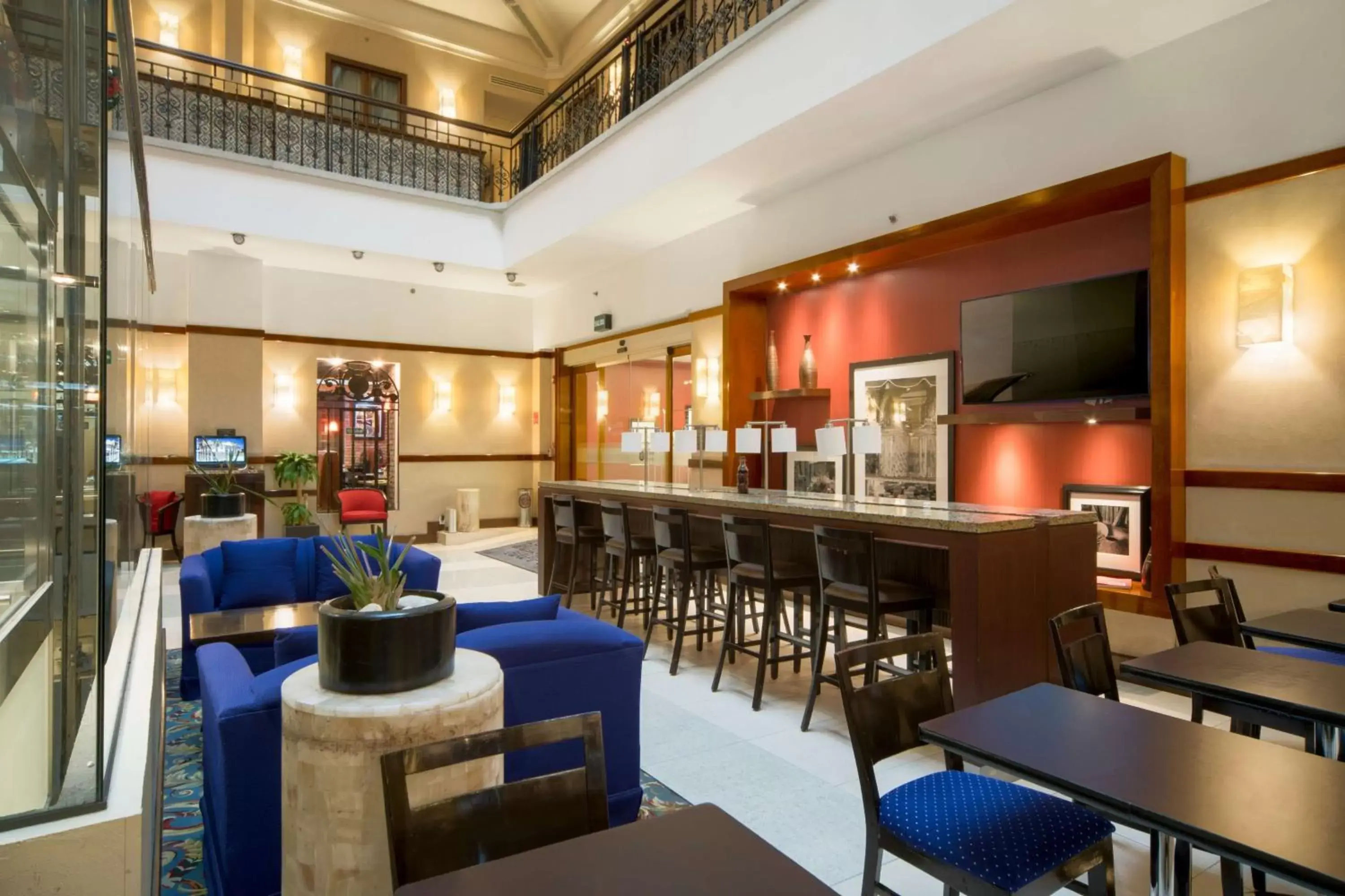 Lobby or reception, Lounge/Bar in Hampton Inn & Suites Mexico City - Centro Historico