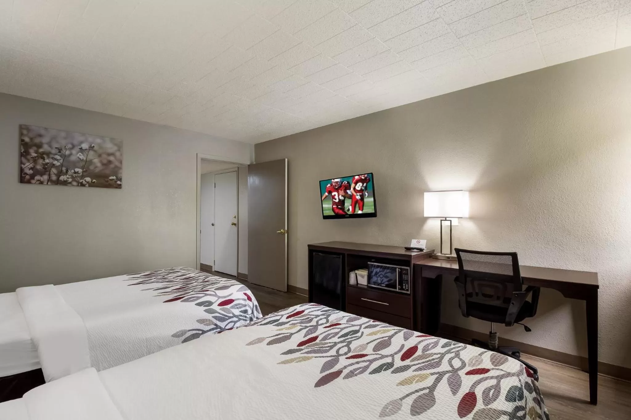 Photo of the whole room, Bed in Red Roof Inn New Stanton