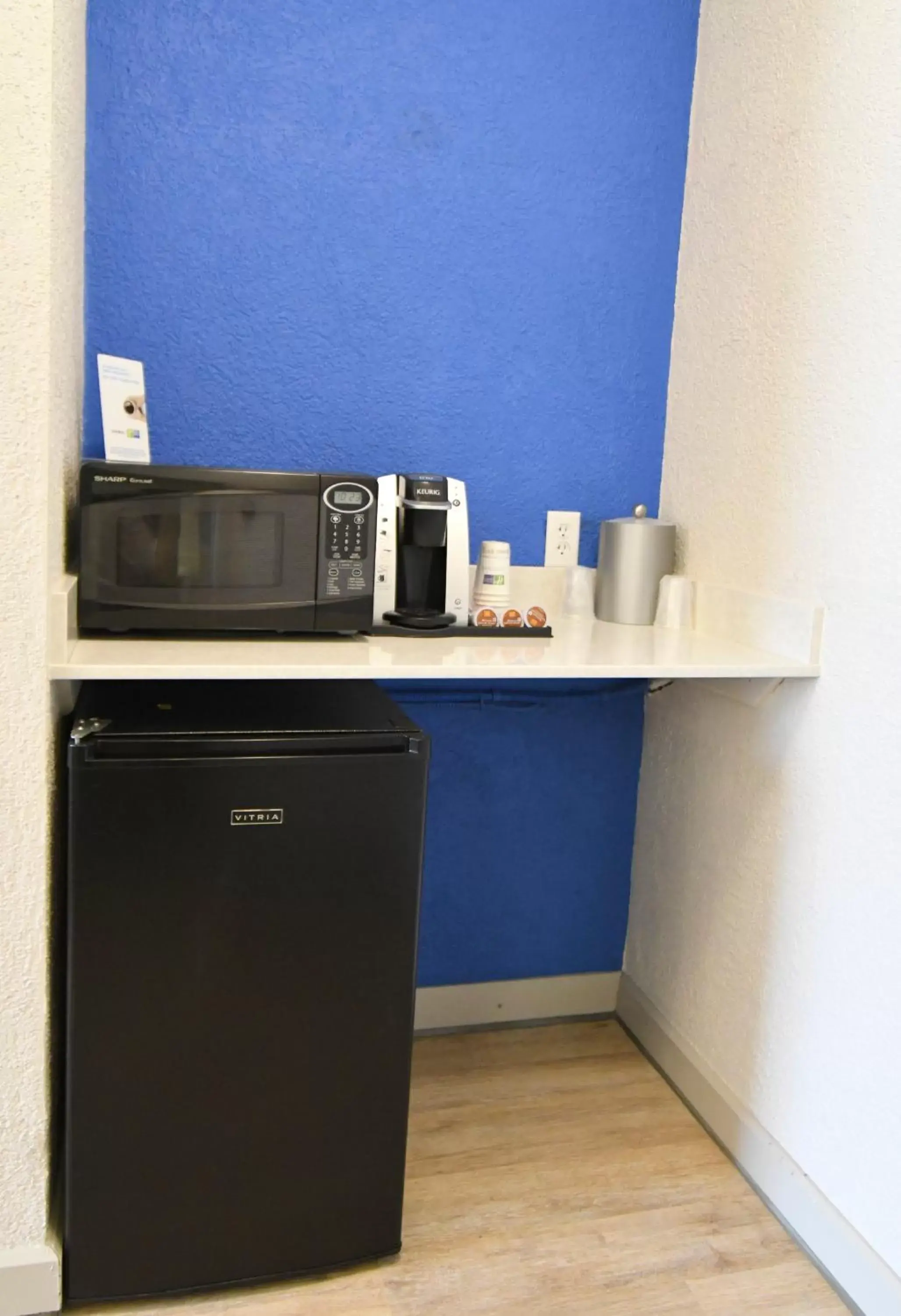 Photo of the whole room, Kitchen/Kitchenette in Holiday Inn Express Hotel & Suites Port Clinton-Catawba Island, an IHG Hotel