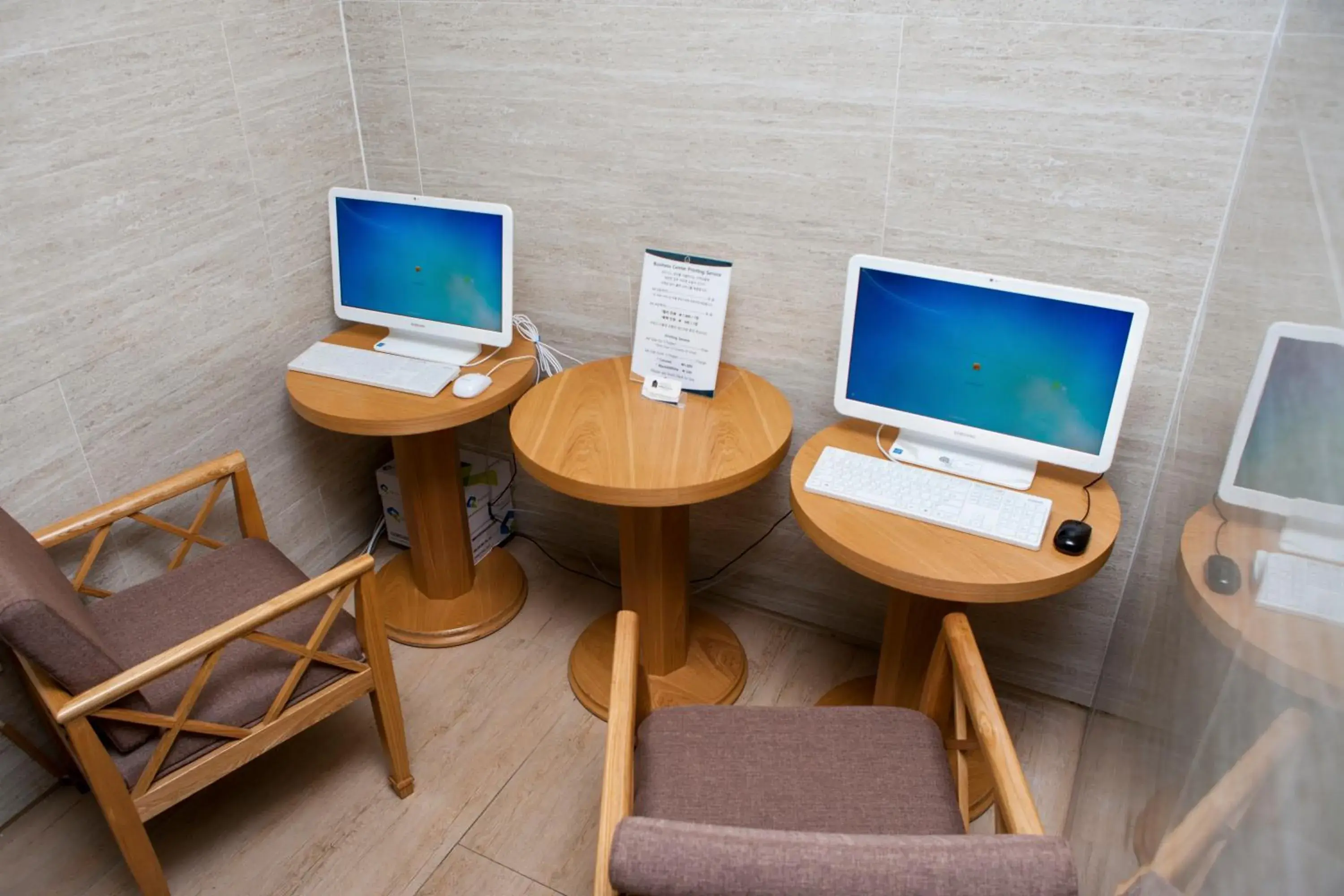 Communal lounge/ TV room in Benikea Jungmun Hotel