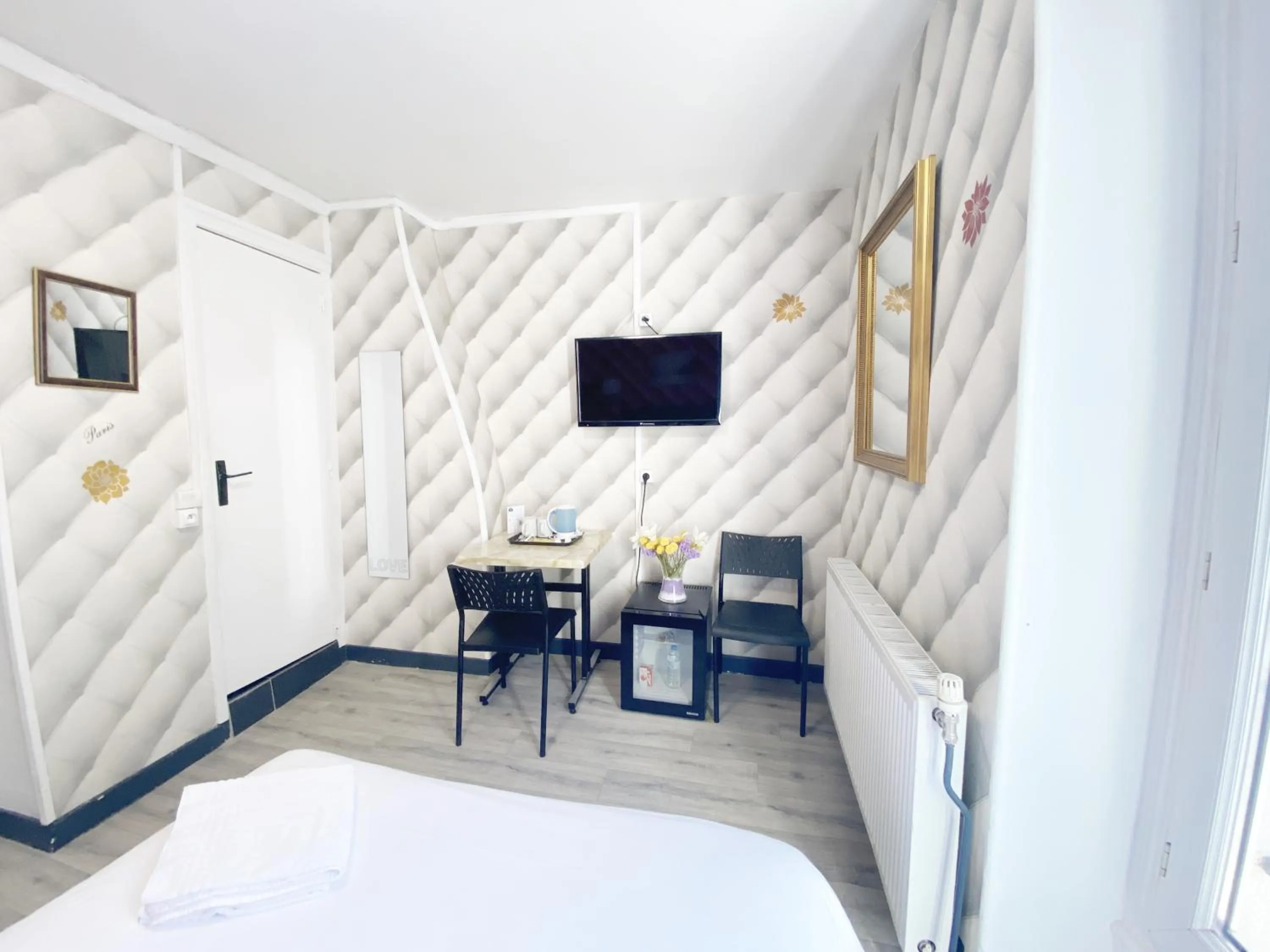 Bed in Hotel Aviatic