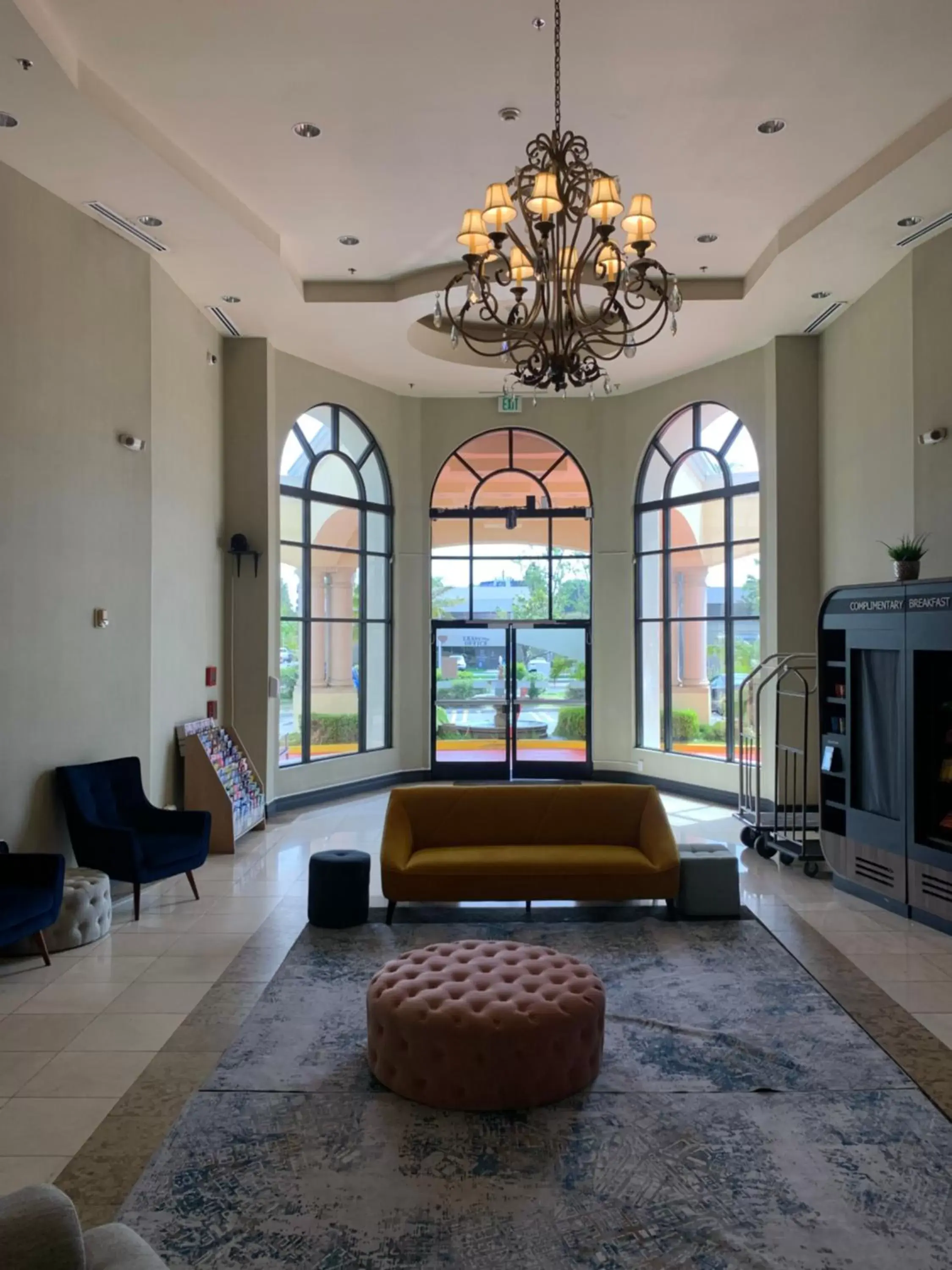 Seating Area in Hotel Marguerite Anaheim - Garden Grove, Trademark Collection