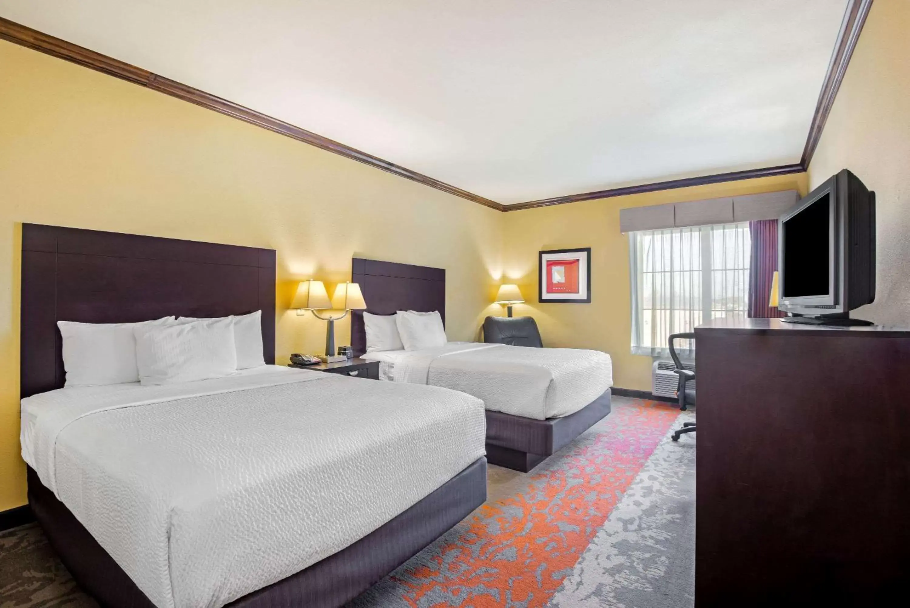 Photo of the whole room, Bed in La Quinta Inn & Suites by Wyndham Eastland
