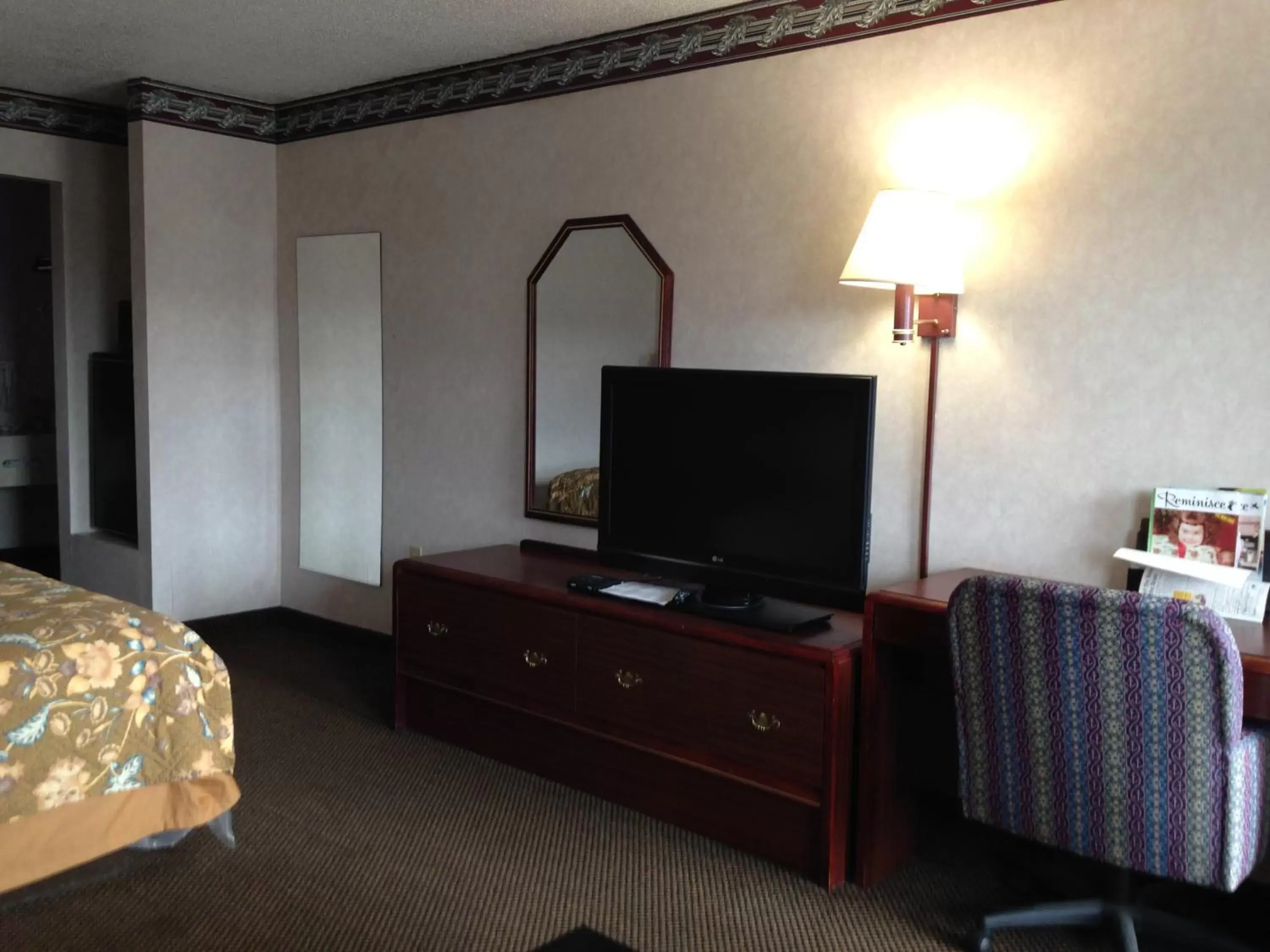 TV and multimedia, TV/Entertainment Center in America's Best Value Inn Clarksdale