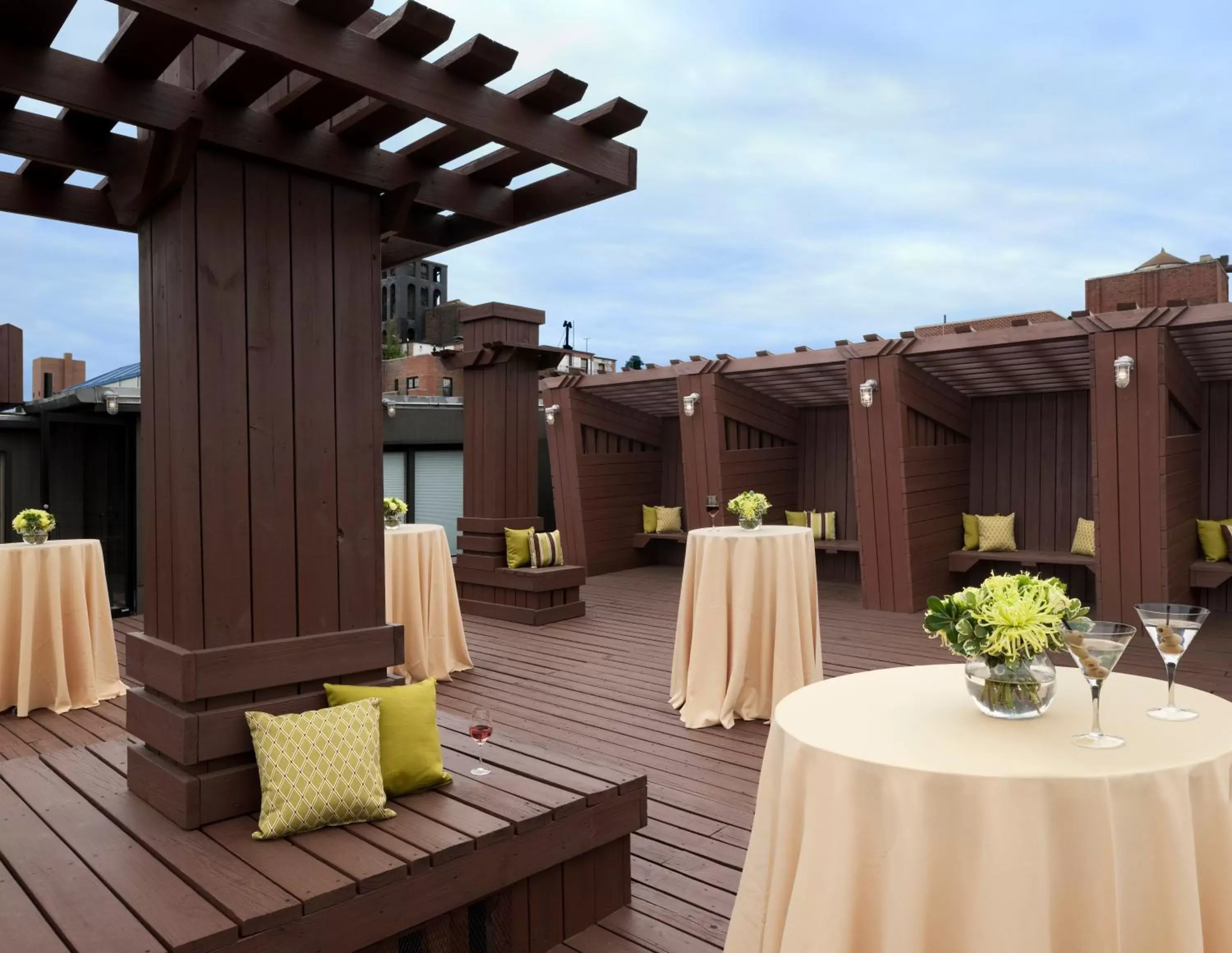 Restaurant/places to eat, Patio/Outdoor Area in Hotel Lucerne