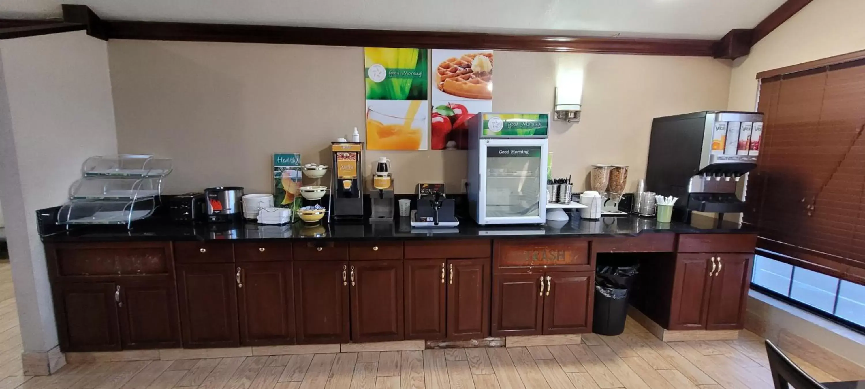 Buffet breakfast, Kitchen/Kitchenette in Quality Inn & Suites Columbia I-70