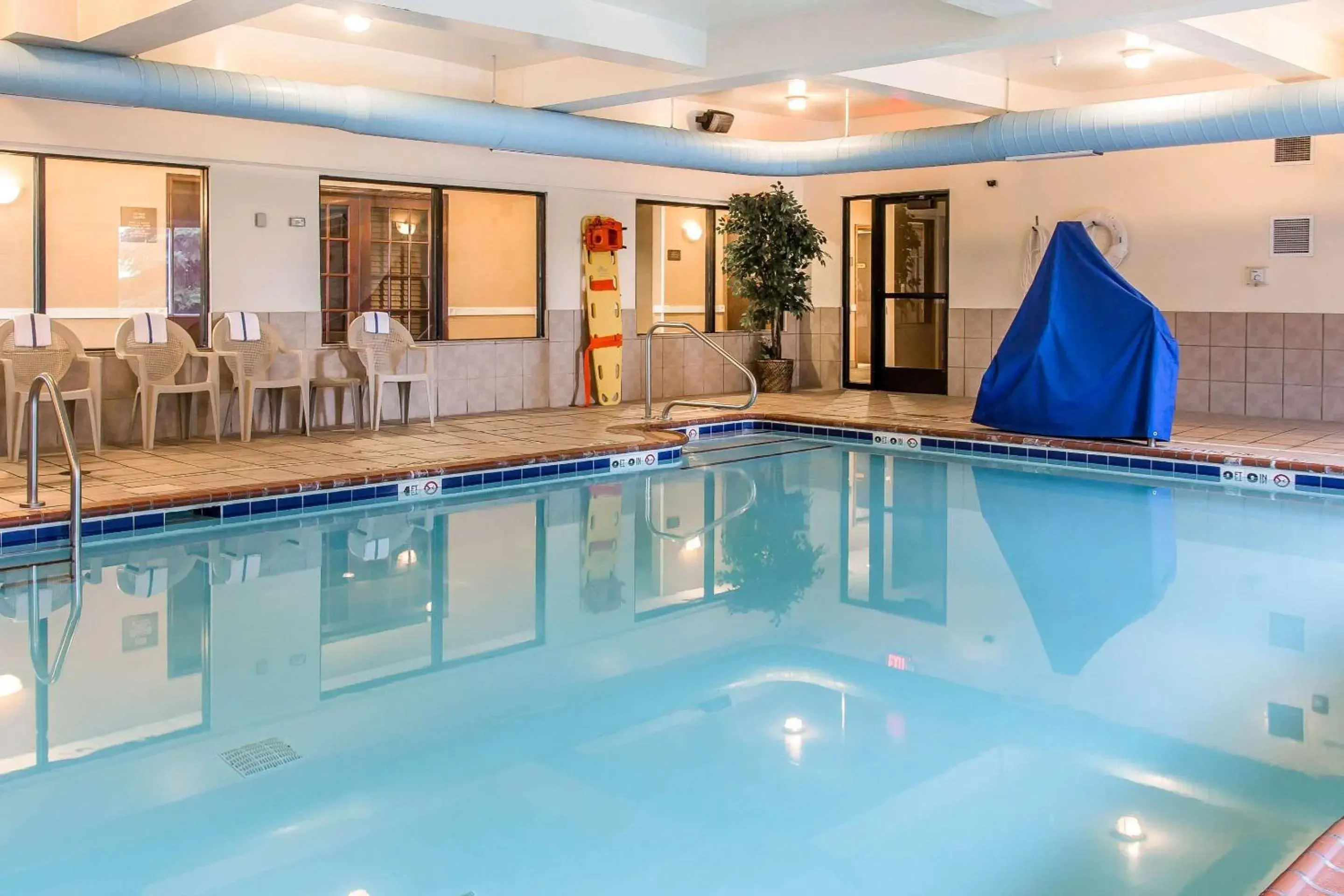 On site, Swimming Pool in Comfort Suites Wixom / Novi