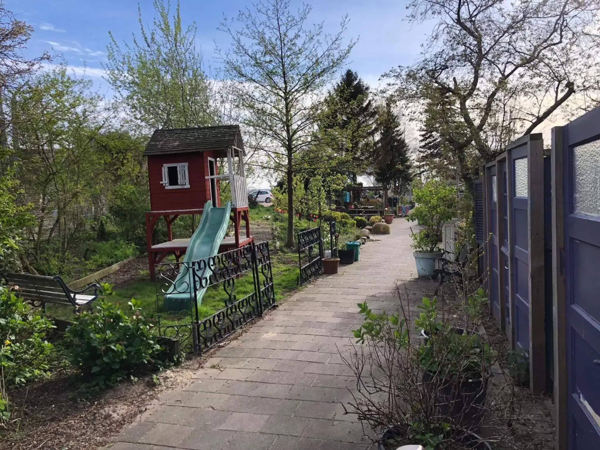 Garden in Houseboat apartment with water terrace, free parking, free bikes & fast wifi