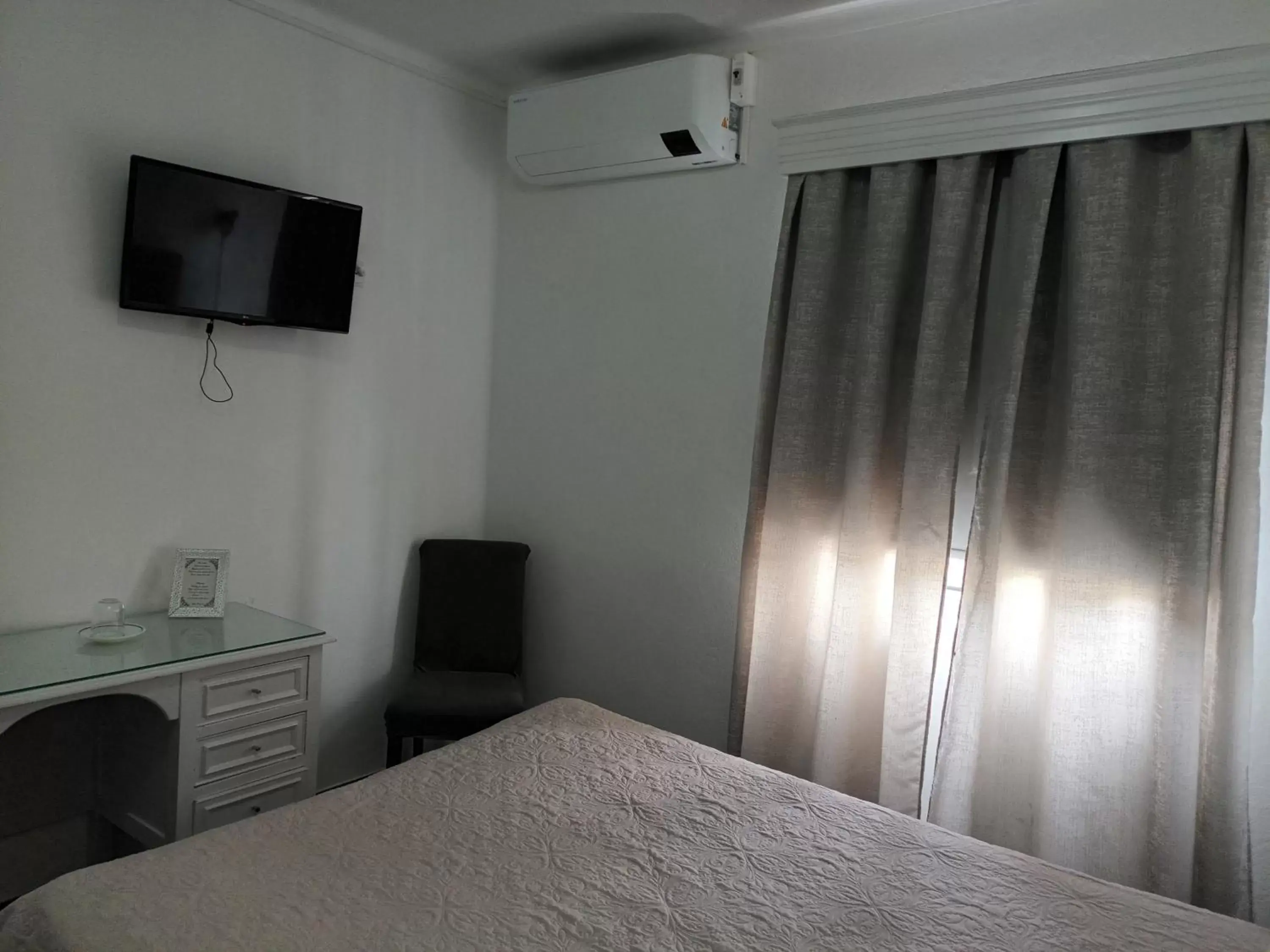 Bed, TV/Entertainment Center in Hotel Branco I