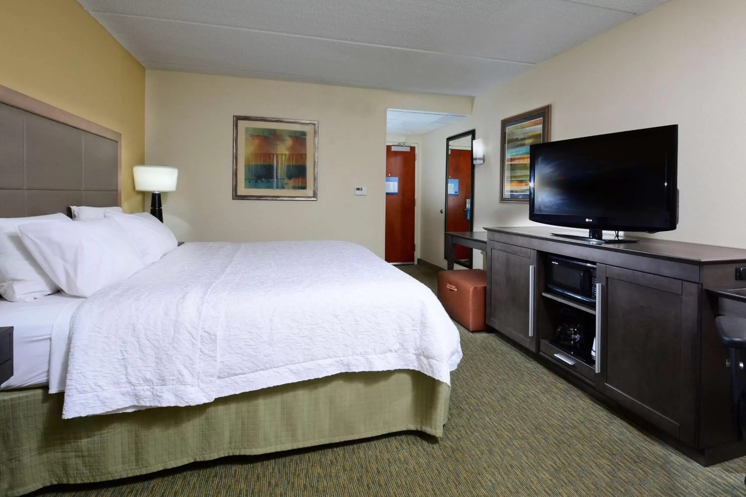 Bathroom, Bed in Hampton Inn Raleigh/Town of Wake Forest