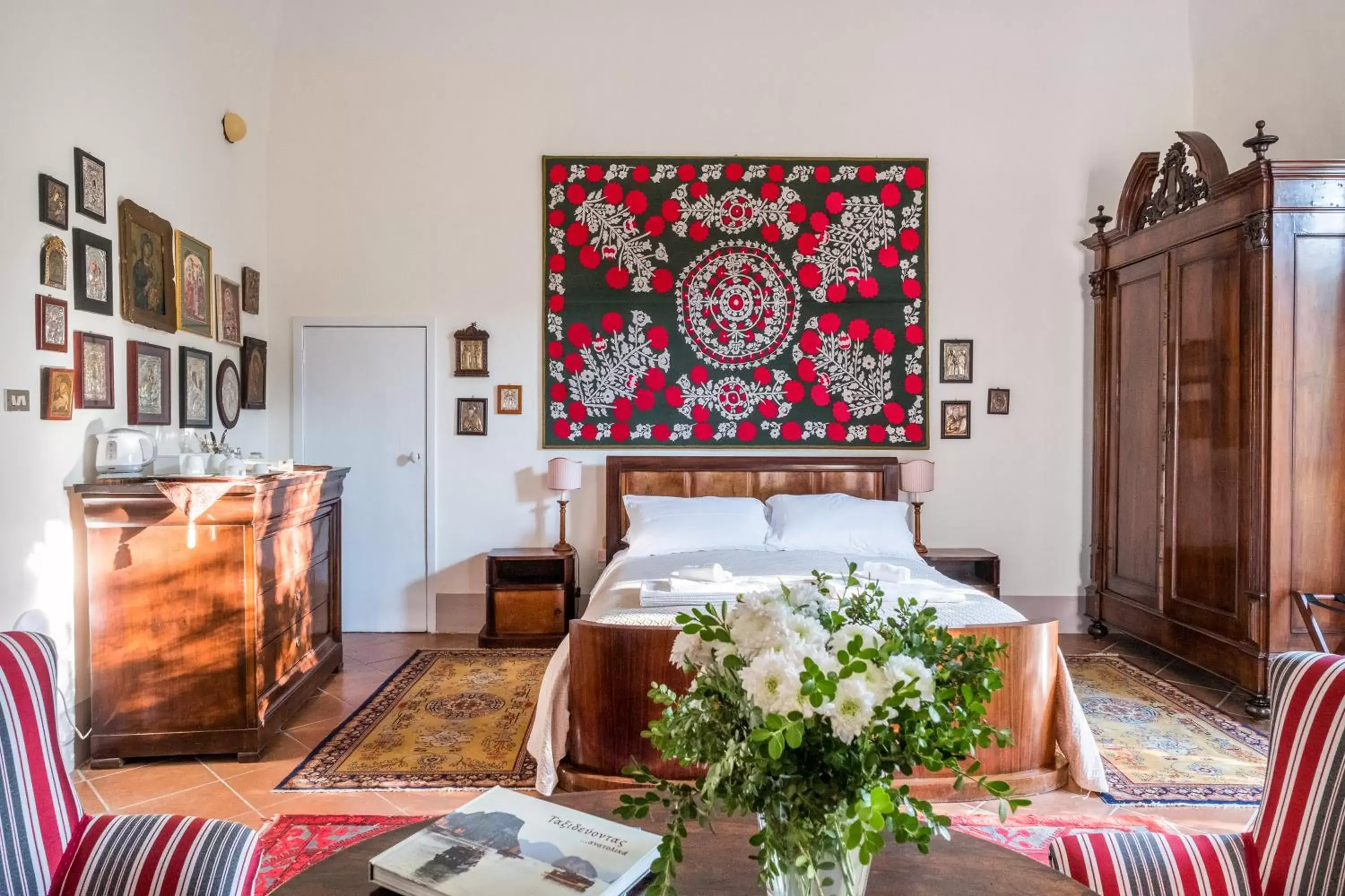 Decorative detail, Bed in Palazzo Bernardini Suites