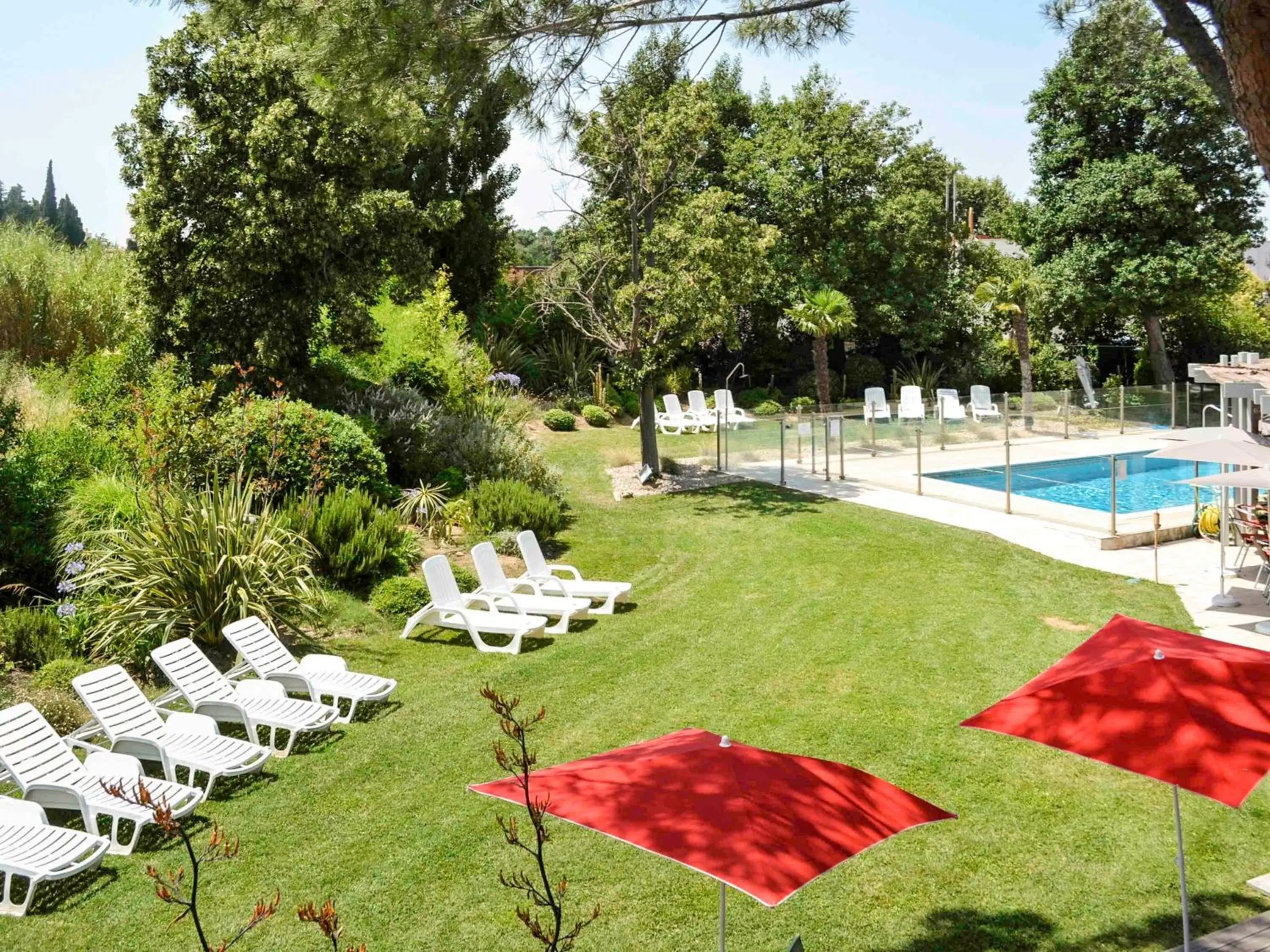 Property building, Swimming Pool in ibis Salon de Provence