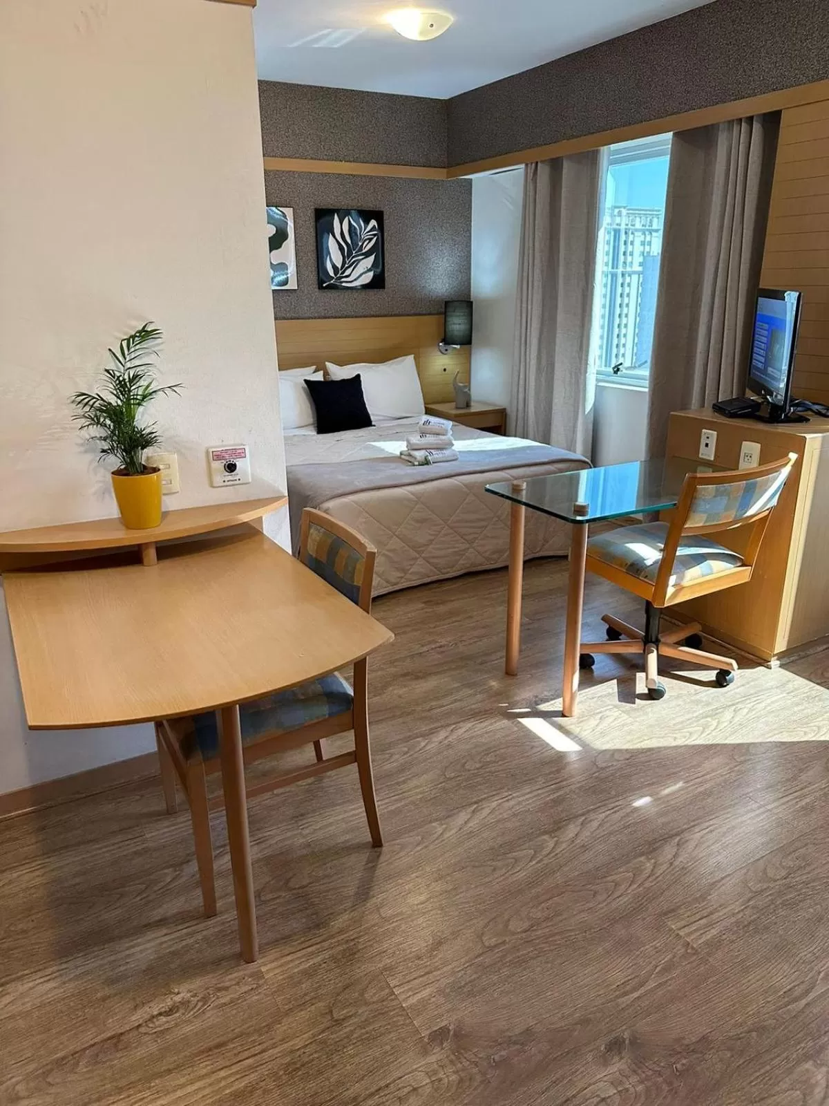 Bedroom, TV/Entertainment Center in Studio Paulista Bela Cintra