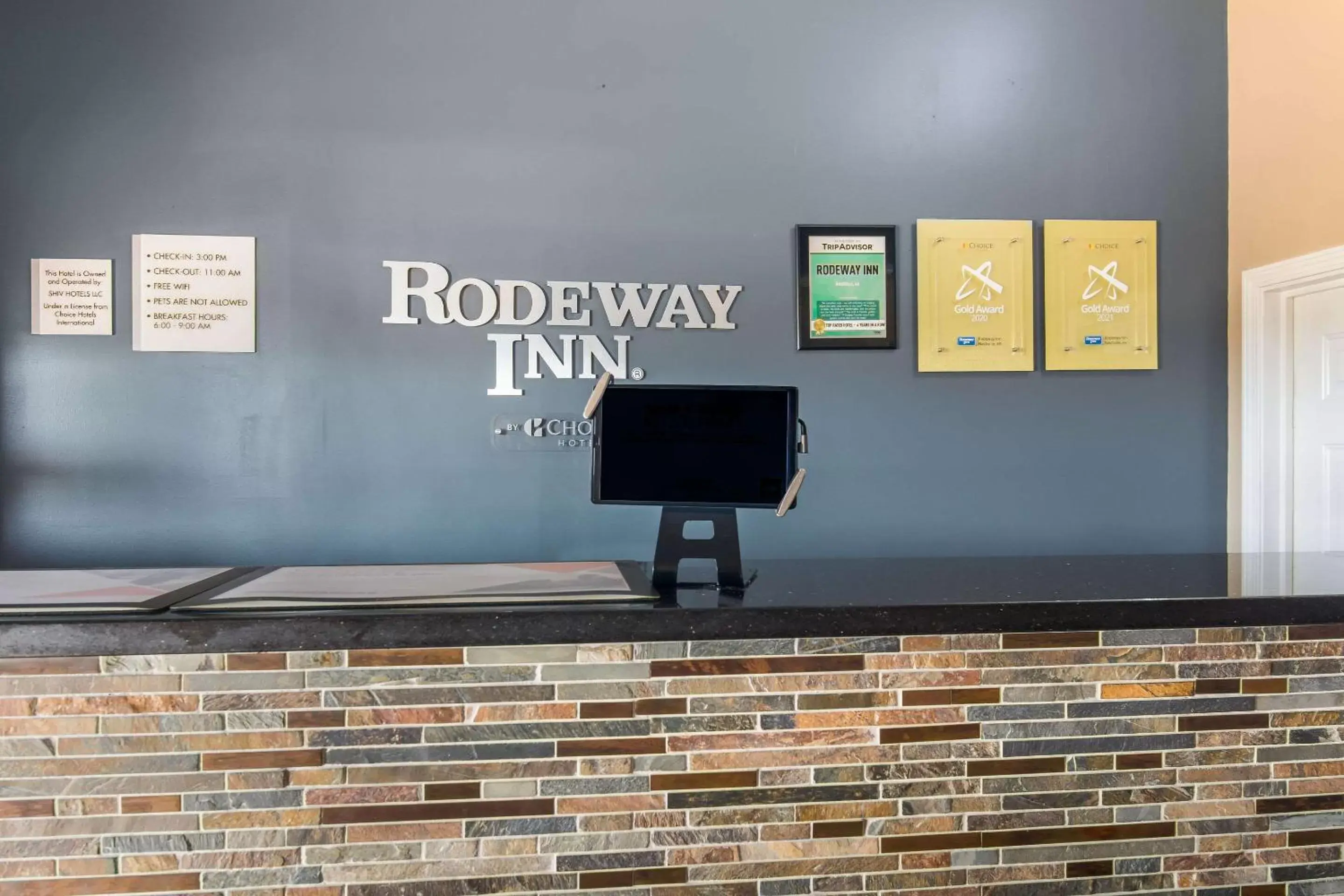 Lobby or reception, TV/Entertainment Center in Rodeway Inn