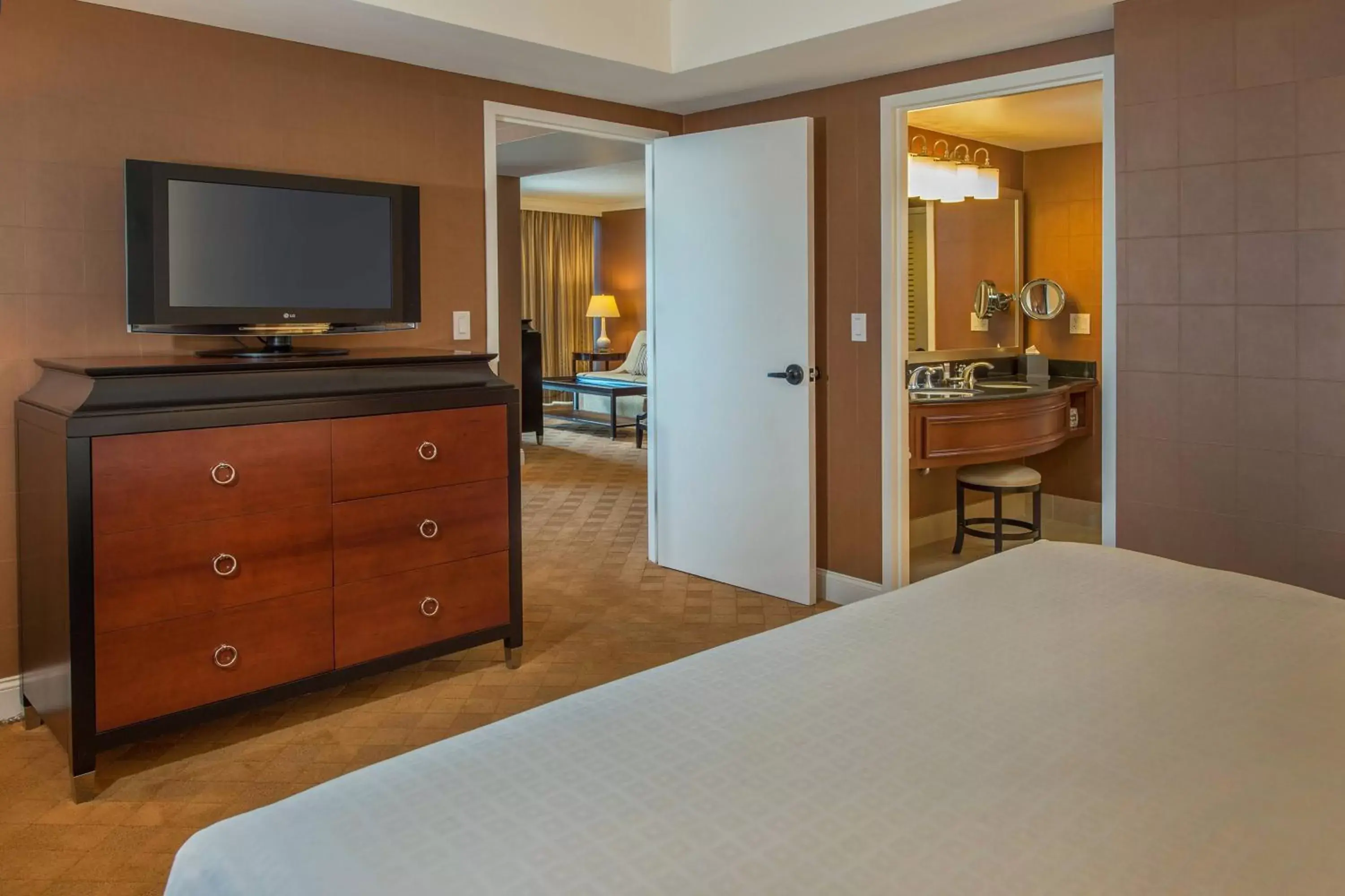 Bedroom, TV/Entertainment Center in Gaylord National Resort & Convention Center