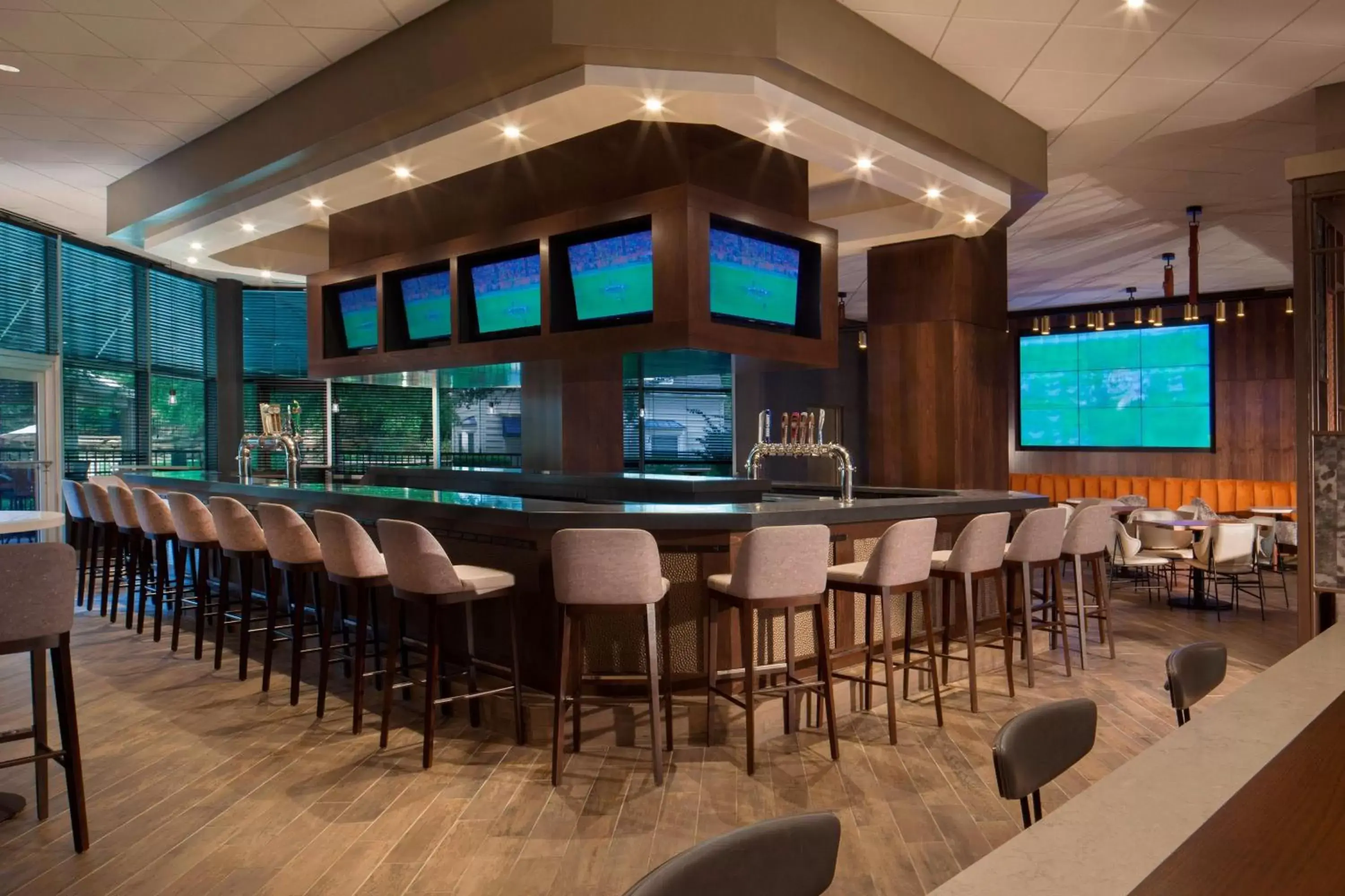 Restaurant/places to eat, Lounge/Bar in Sheraton Arlington Hotel
