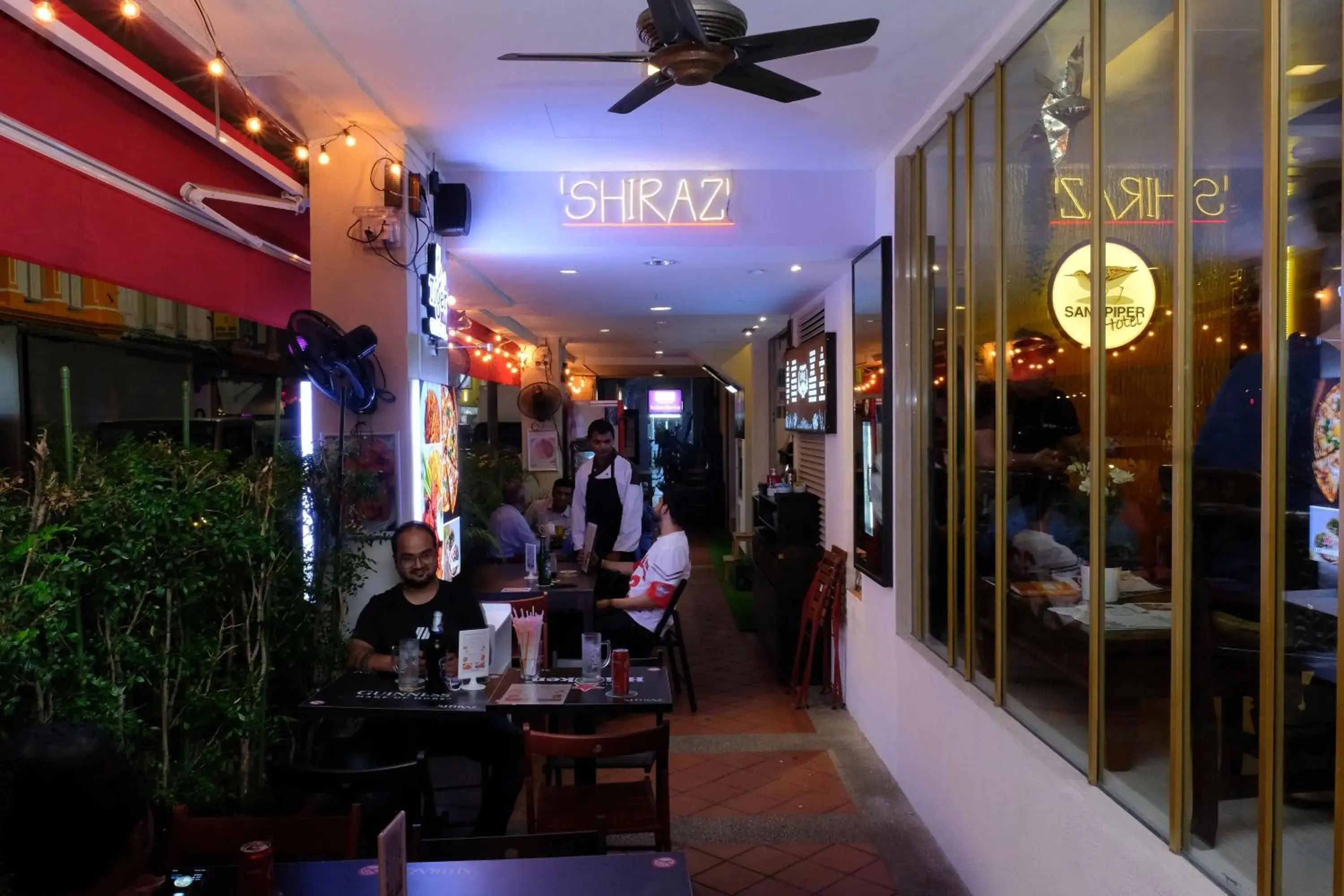 Restaurant/places to eat in Sandpiper Hotel Singapore Restaurant/places to eat in Sandpiper Hotel Singapore