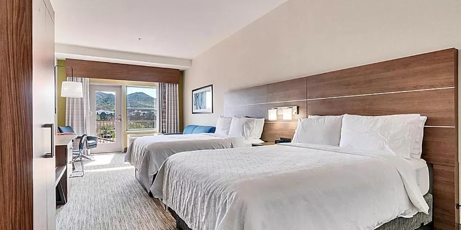 Bed in Holiday Inn Express Hotel & Suites Lake Elsinore by IHG