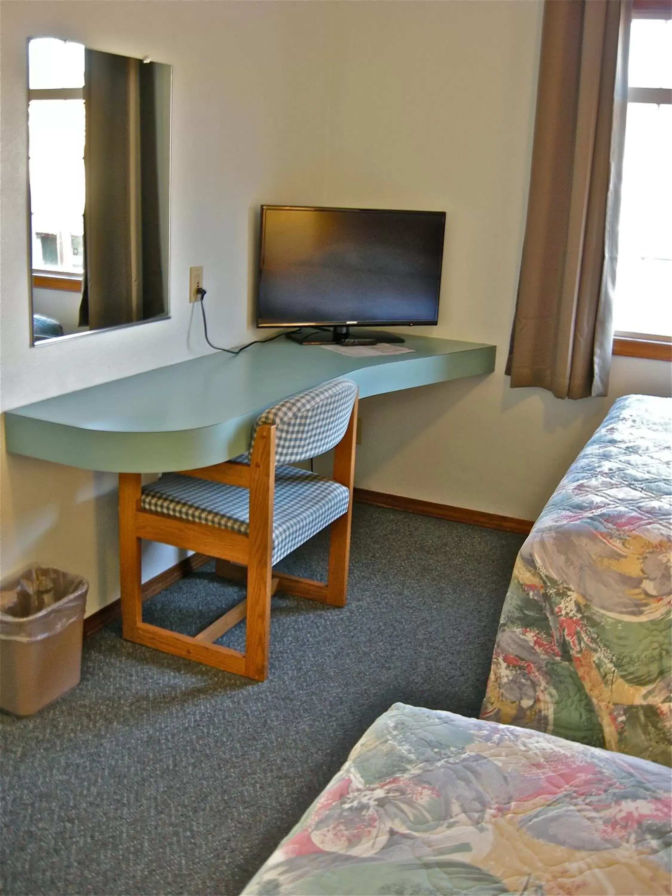 Photo of the whole room, TV/Entertainment Center in Azalea Lodge