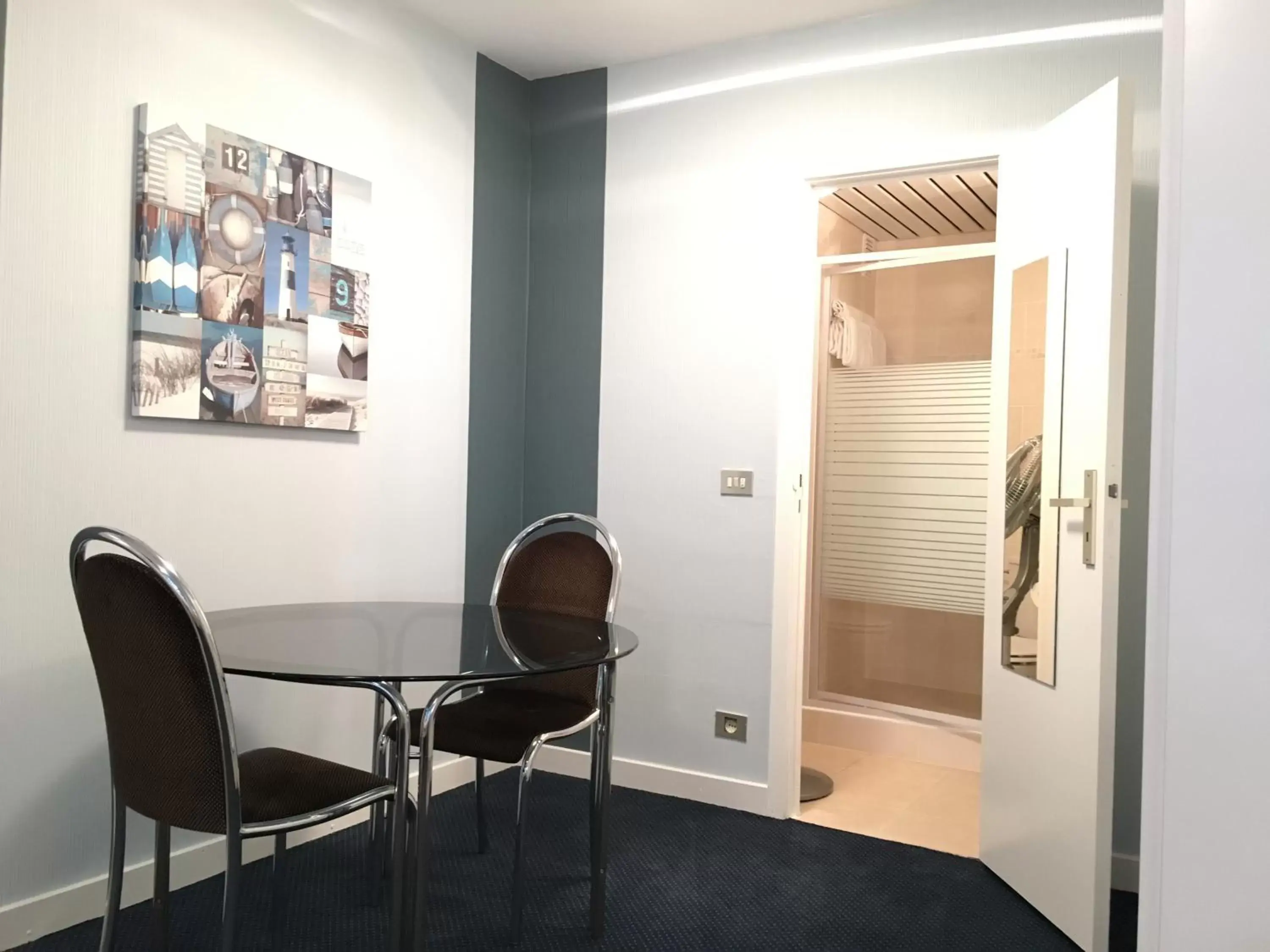 Shower, Seating Area in First Euroflat Hotel