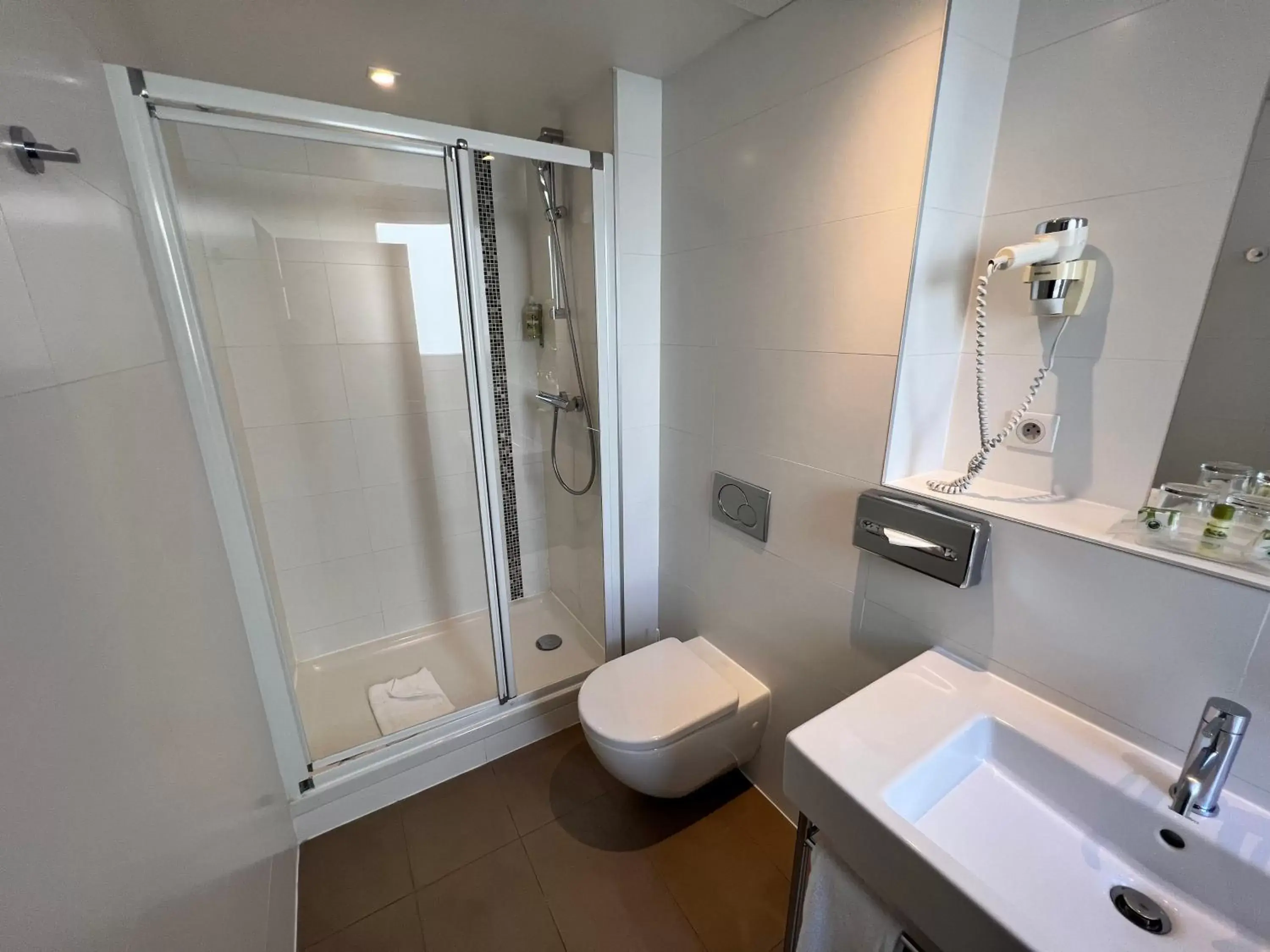 Bedroom, Bathroom in Holiday Inn Paris-Auteuil, an IHG Hotel