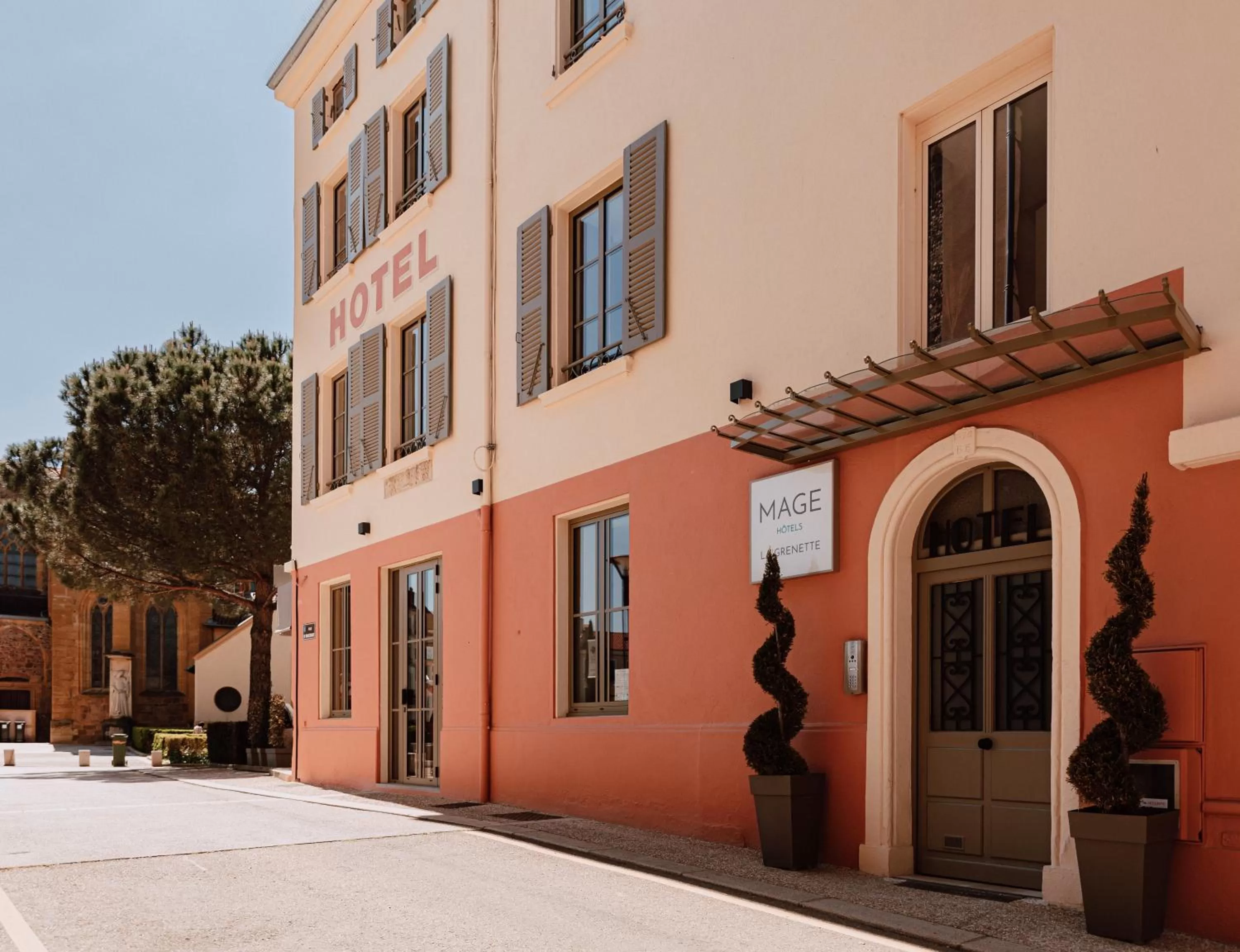 Property Building in Mage hôtels - Hôtel la grenette - Brasserie Bonté Divine