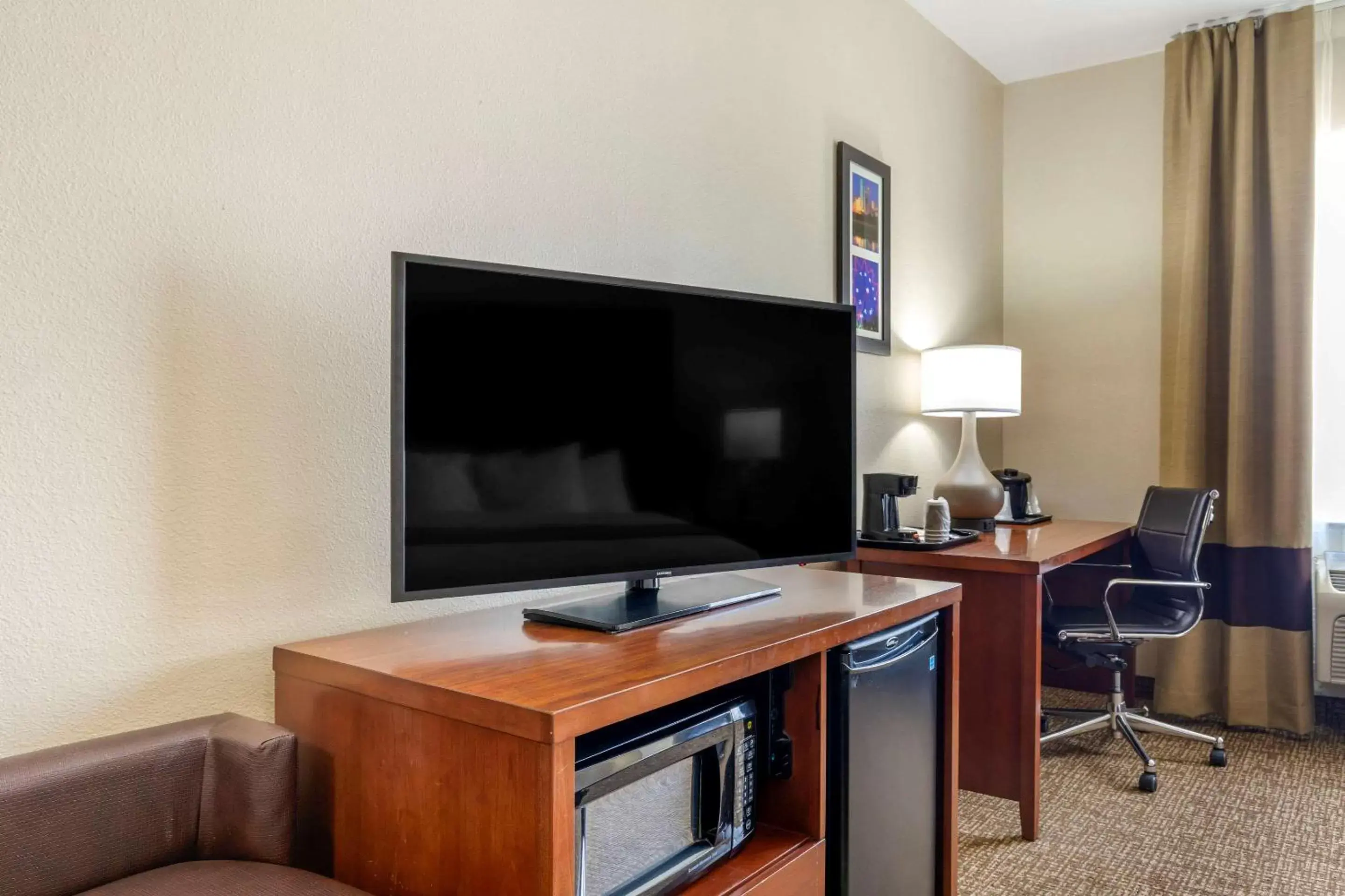 Photo of the whole room, TV/Entertainment Center in Comfort Inn Near UNT