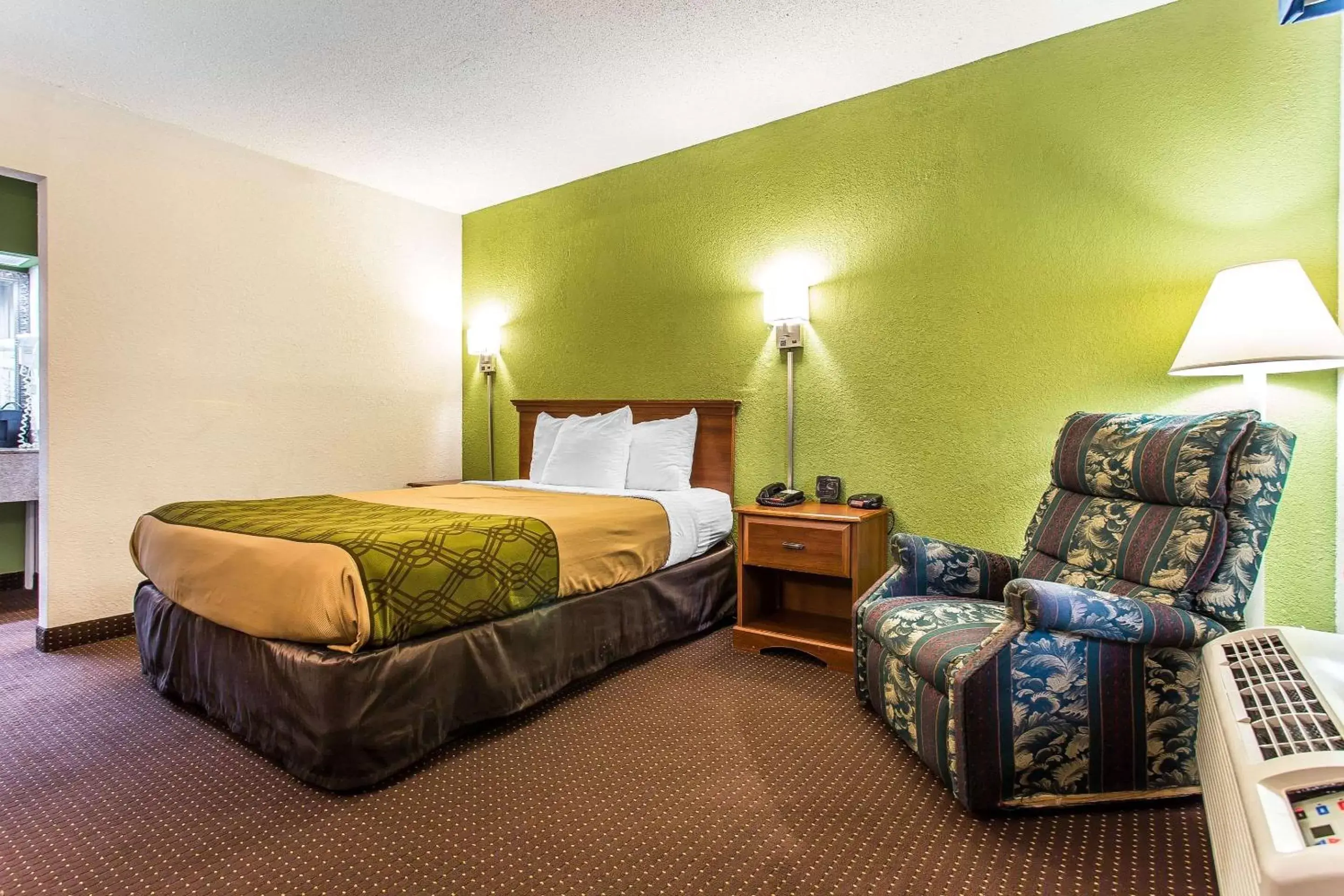 Photo of the whole room, Bed in Econo Lodge Elizabeth City