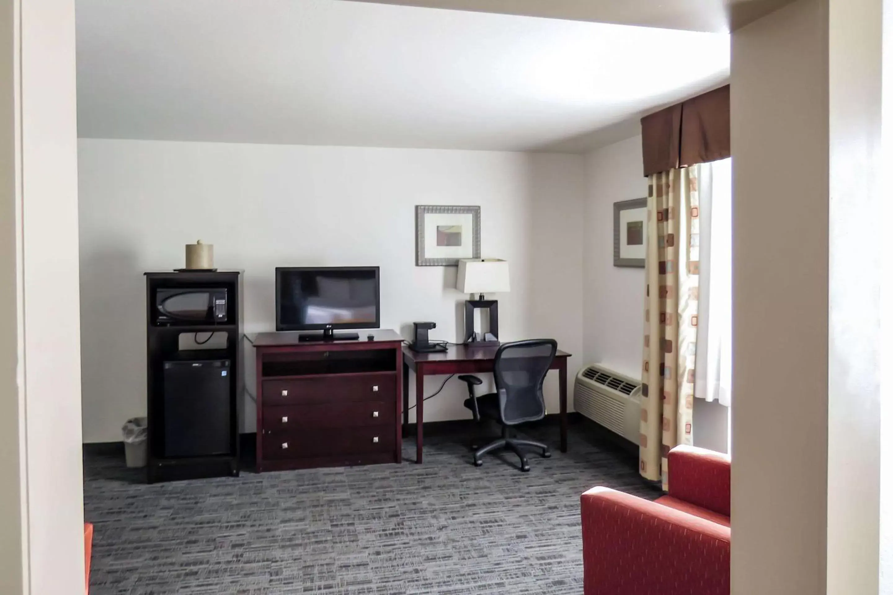 Photo of the whole room, TV/Entertainment Center in Quality Inn & Suites Everett