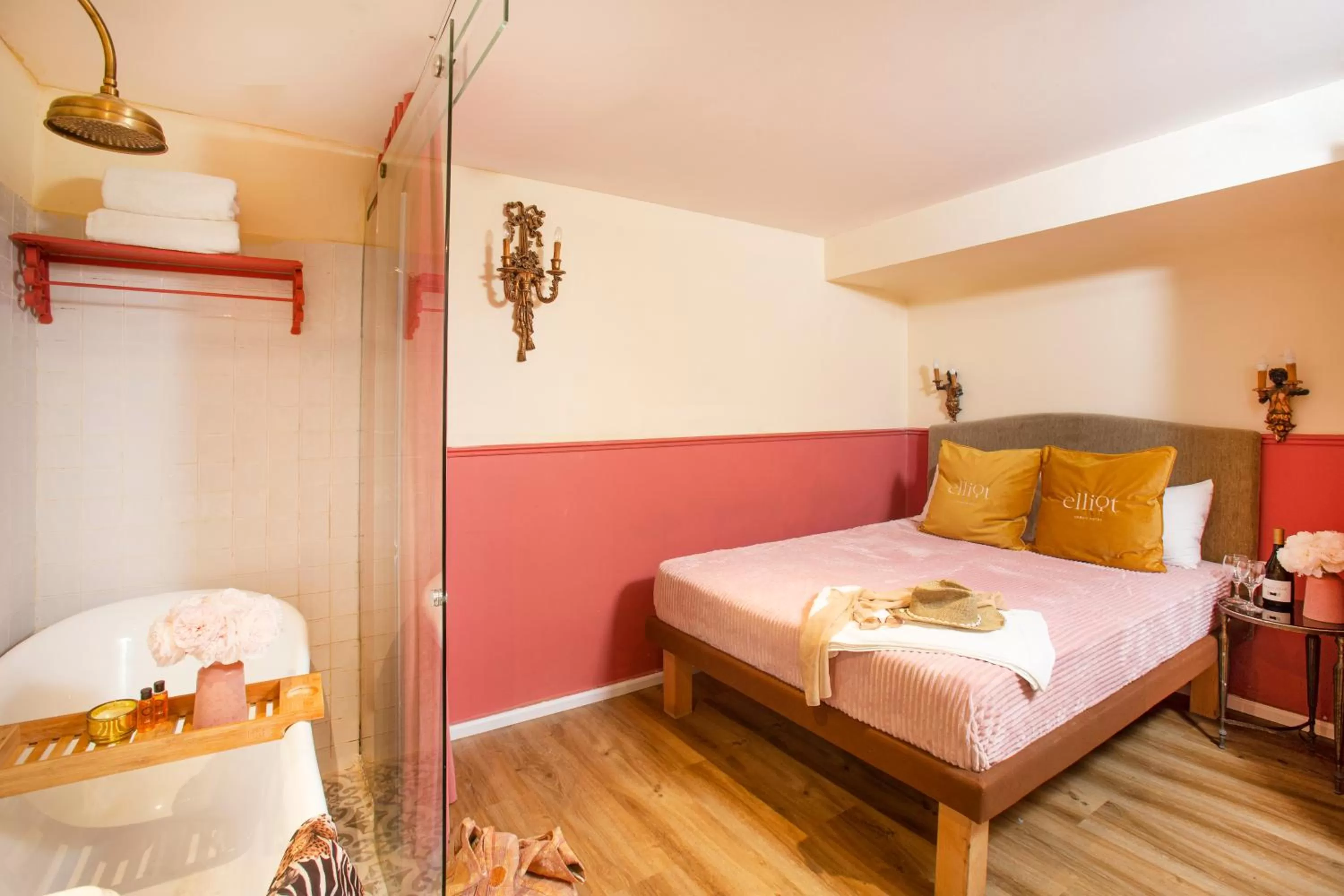 Shower in The Elliot - Adults only