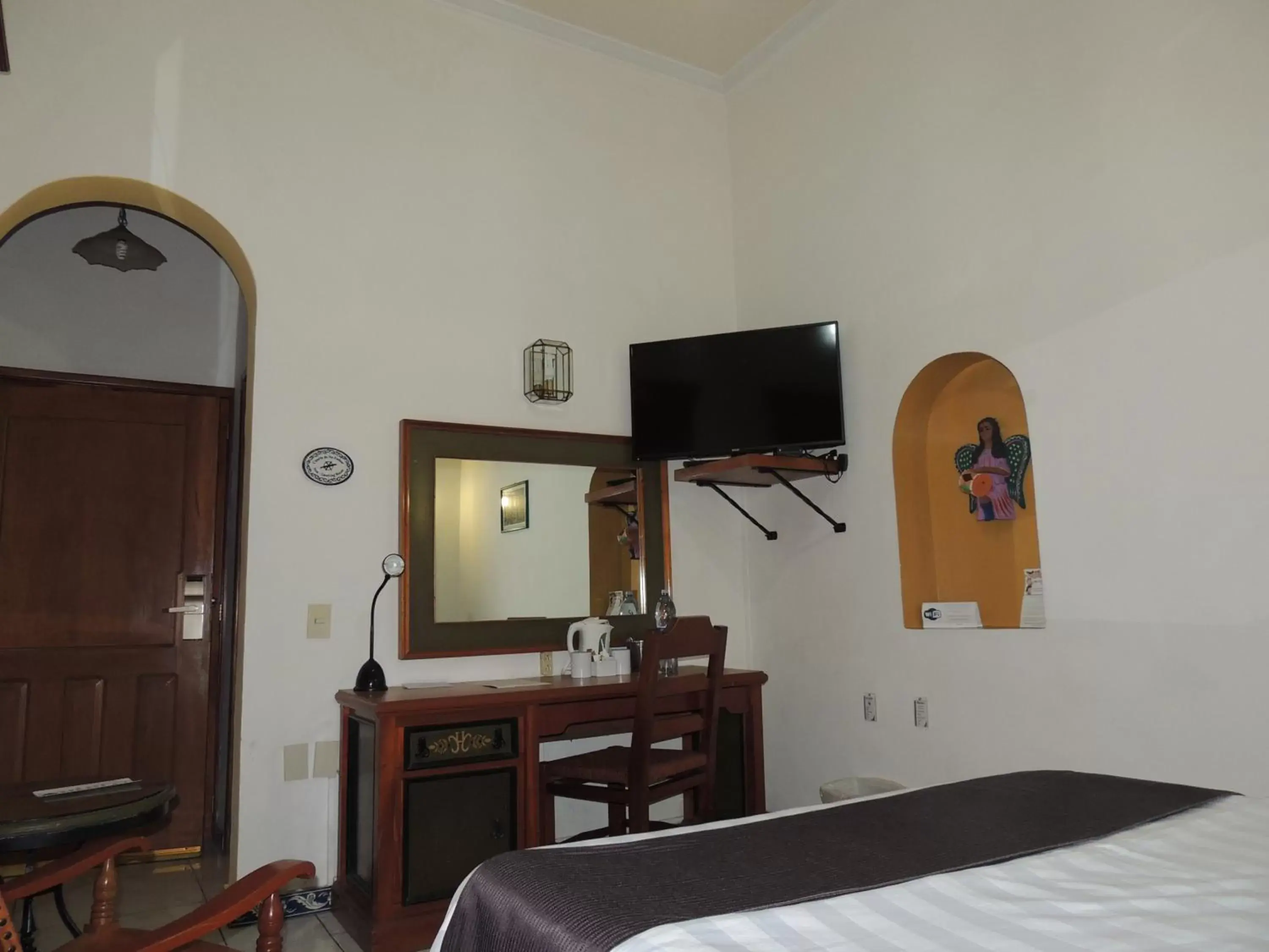 TV and multimedia, TV/Entertainment Center in Hotel Concierge Plaza Colima