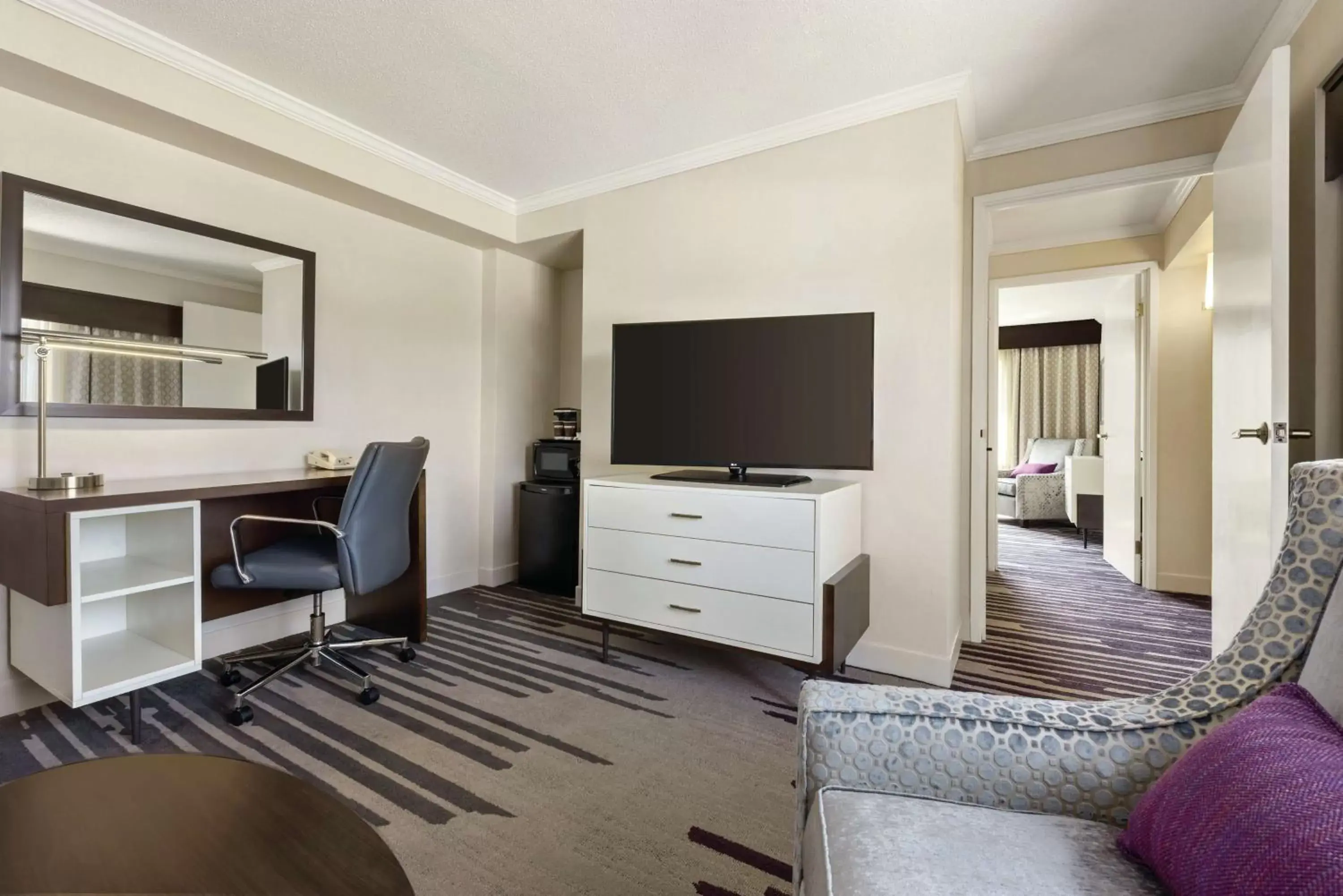 Bedroom, TV/Entertainment Center in DoubleTree by Hilton Milwaukee/Brookfield