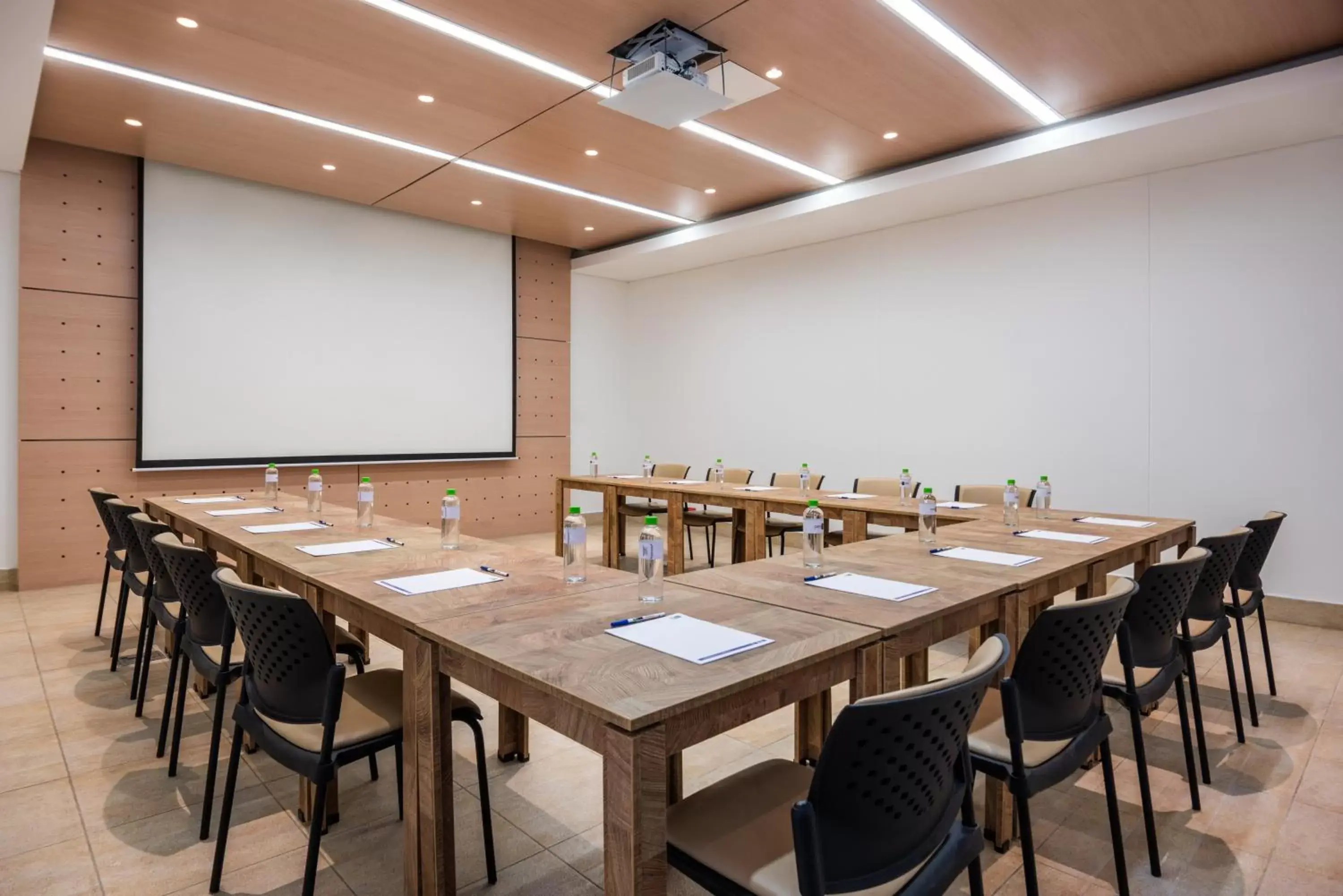 Meeting/conference room in Holiday Inn Express - Cartagena Bocagrande, an IHG Hotel