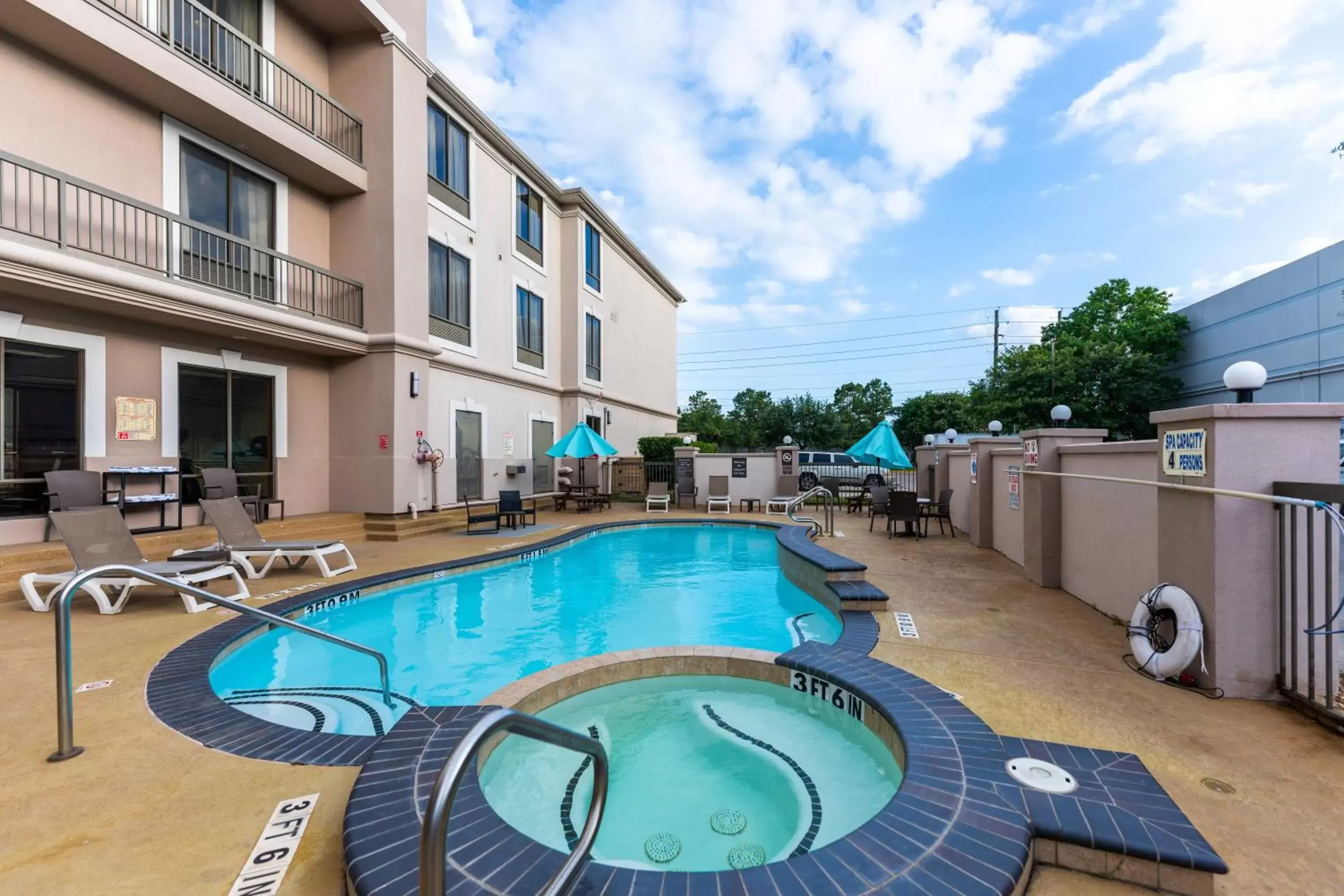 Property building, Swimming Pool in Comfort Suites Houston West At Clay Road
