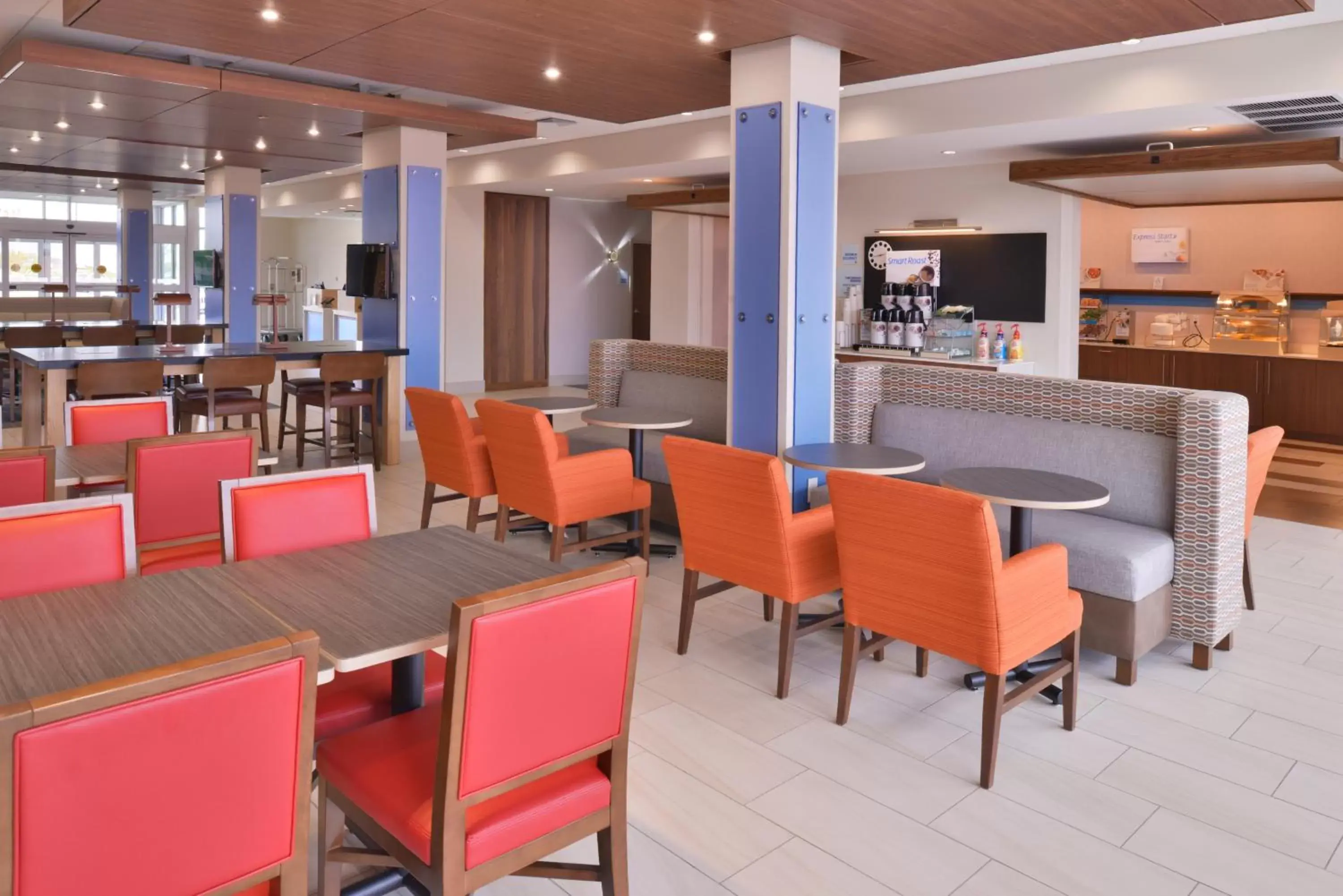 Breakfast, Restaurant/Places to Eat in Holiday Inn Express & Suites Madison, an IHG Hotel