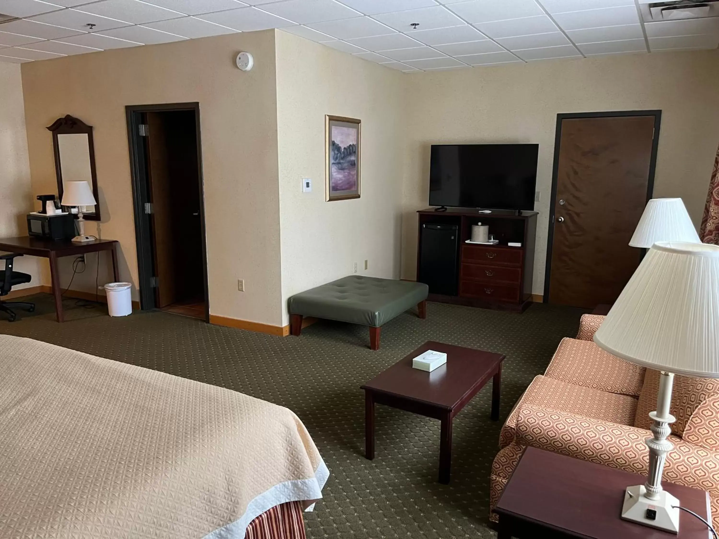 Seating Area in Days Inn & Suites by Wyndham Sutton Flatwoods